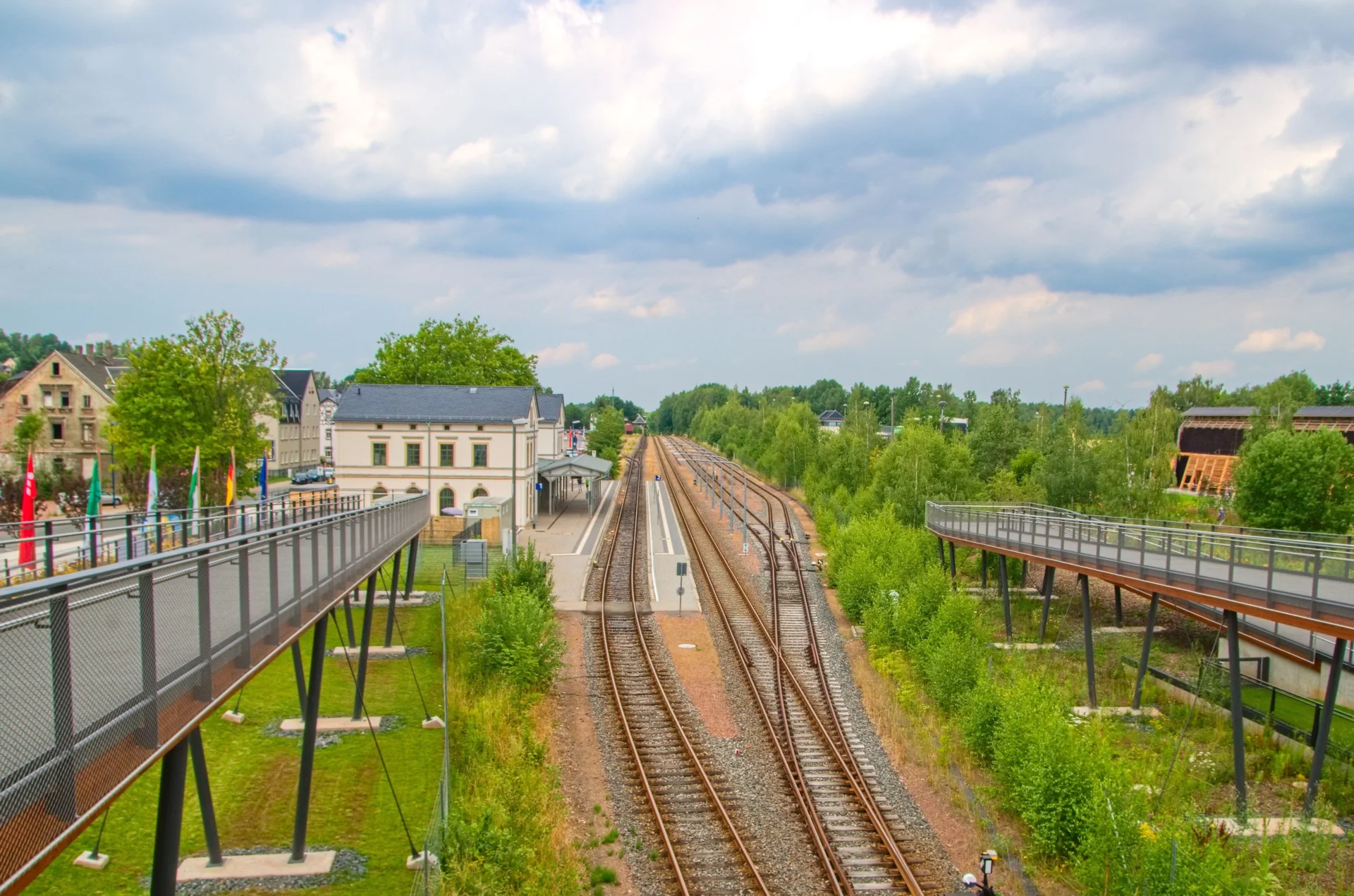 Uwe Lutz - Bahnhof &Ouml;lsnitz  (Bild vergr&ouml;&szlig;ern)