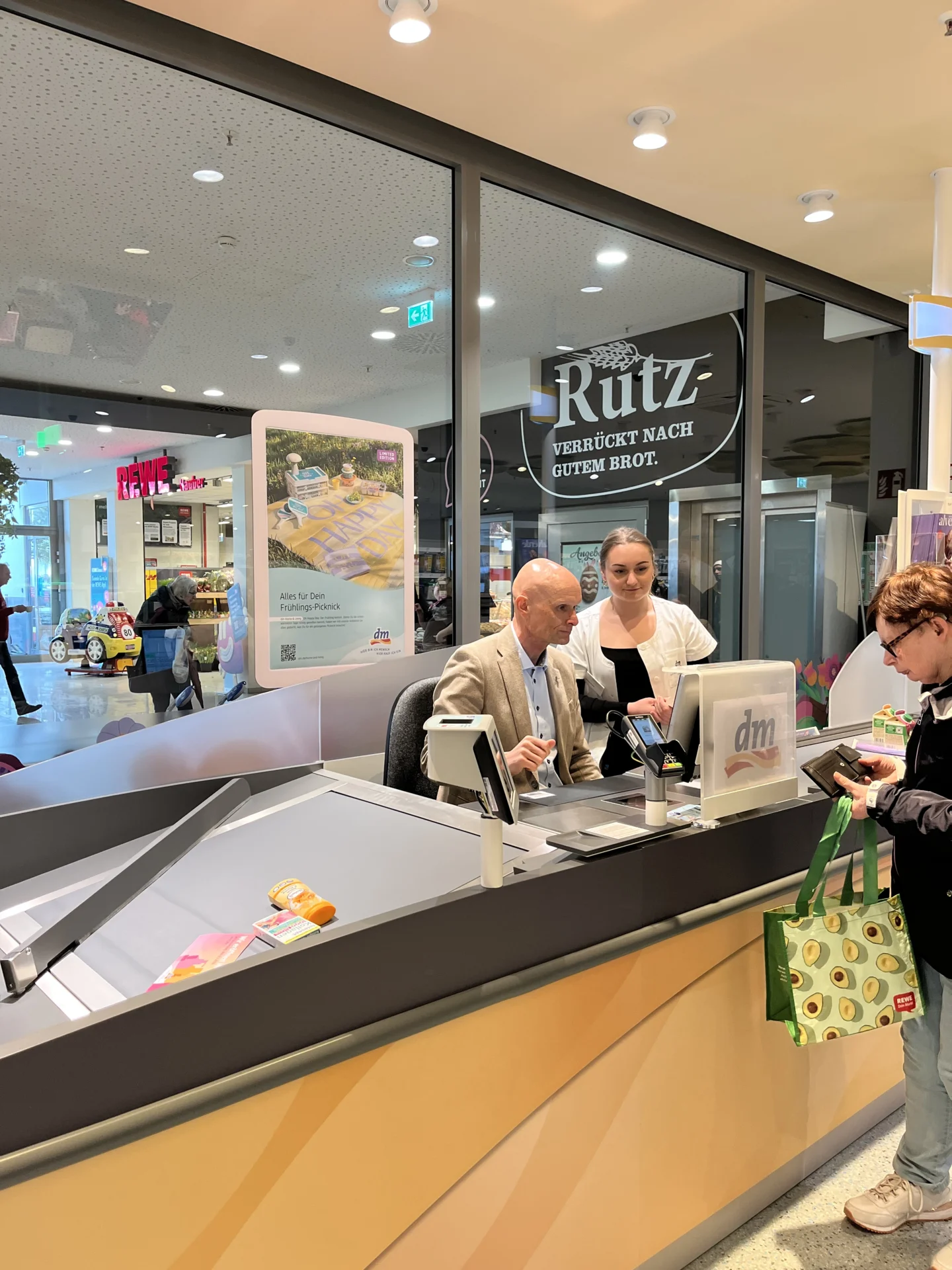 Ob Elkemann kassiert bei dm  (Bild vergr&ouml;&szlig;ern)