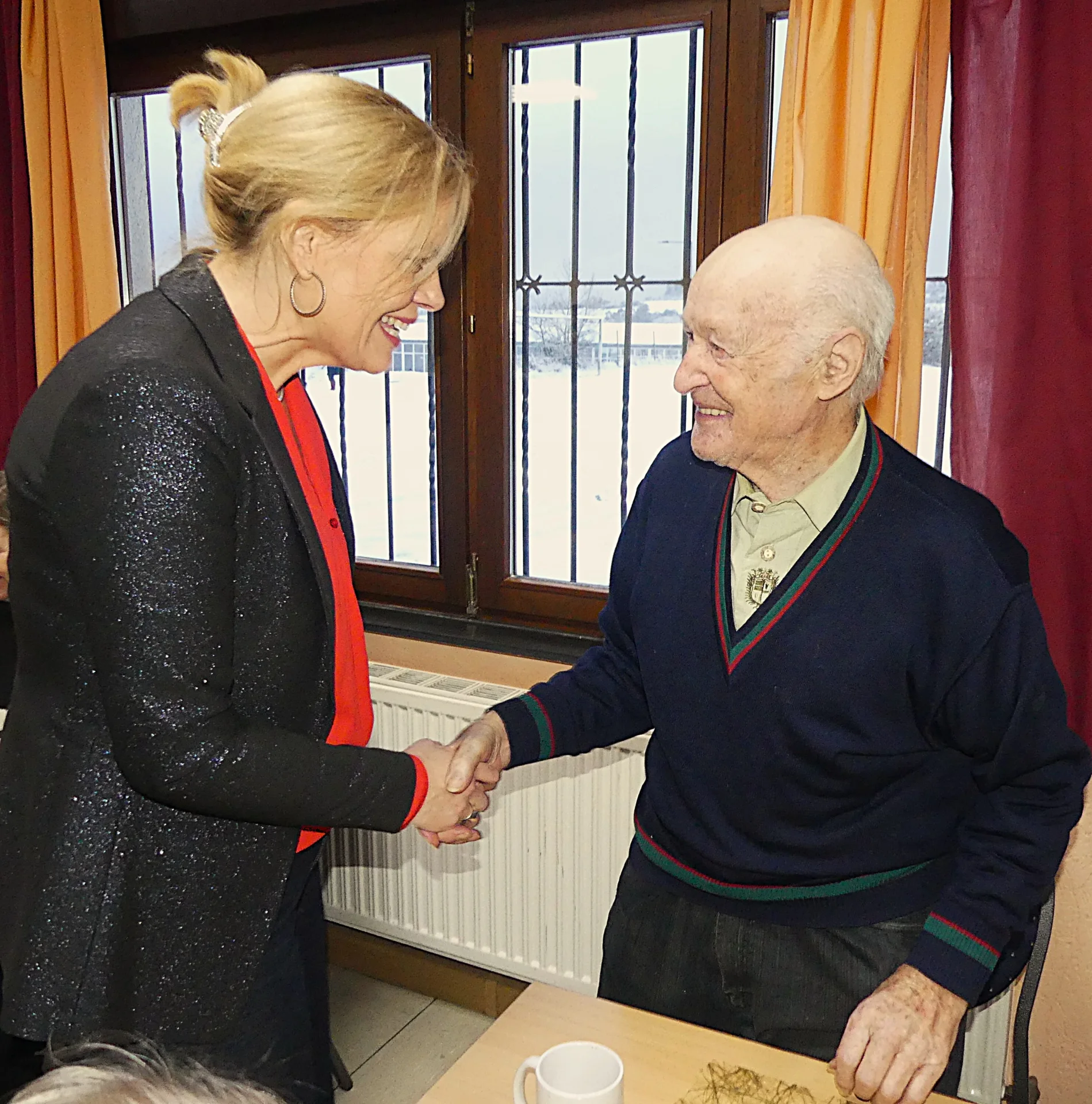 Bild: Bundestagspräsidentin begrüßt Otte Becker den ältesten Bürger von Berschweiler (91 Jahre alt)