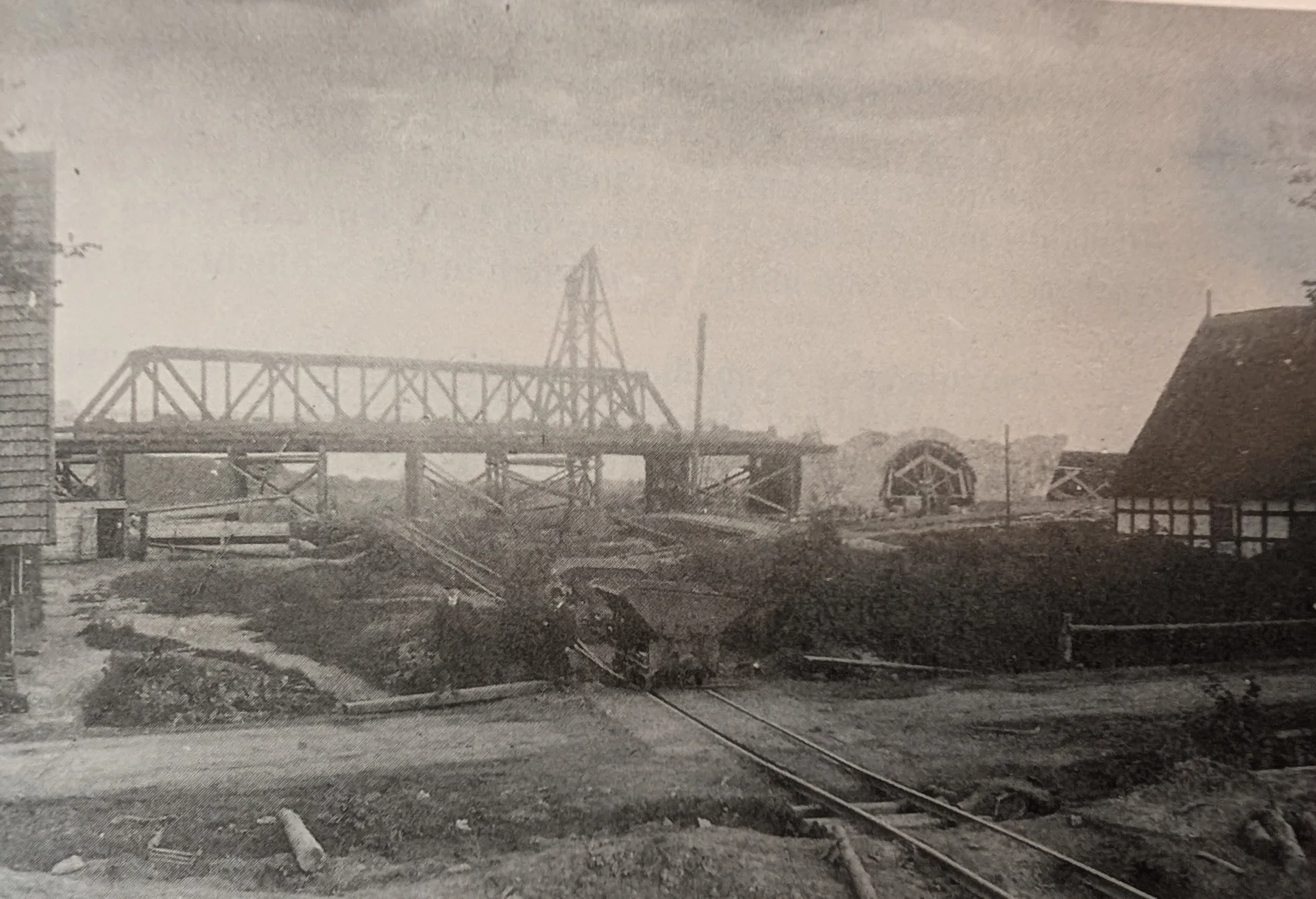 008 Br&uuml;ckenbau in Wehrendorf Qu Schulchronik Weh  (Bild vergr&ouml;&szlig;ern)
