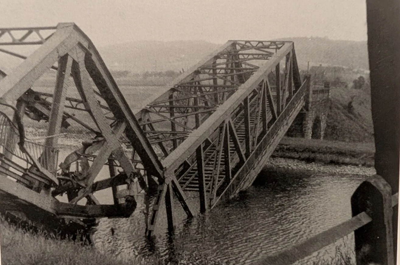 028 Gesprengte Br&uuml;cke in Weh am 3 4 1945 Qu Zeitenspiegel  (Bild vergr&ouml;&szlig;ern)
