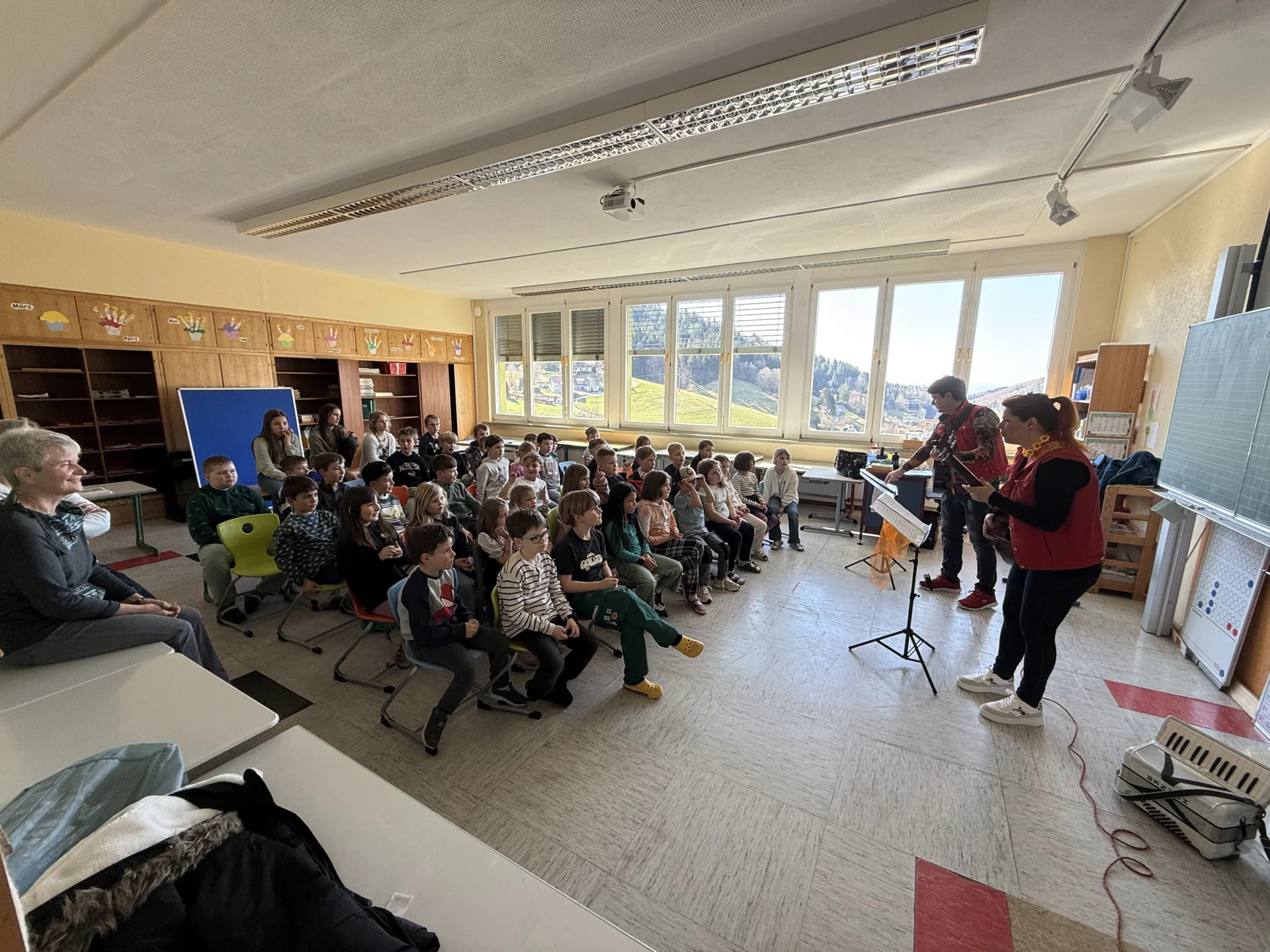 Duo Mondzid mit Mundartliedern zu Gast an unserer Schule  (Bild vergr&ouml;&szlig;ern)