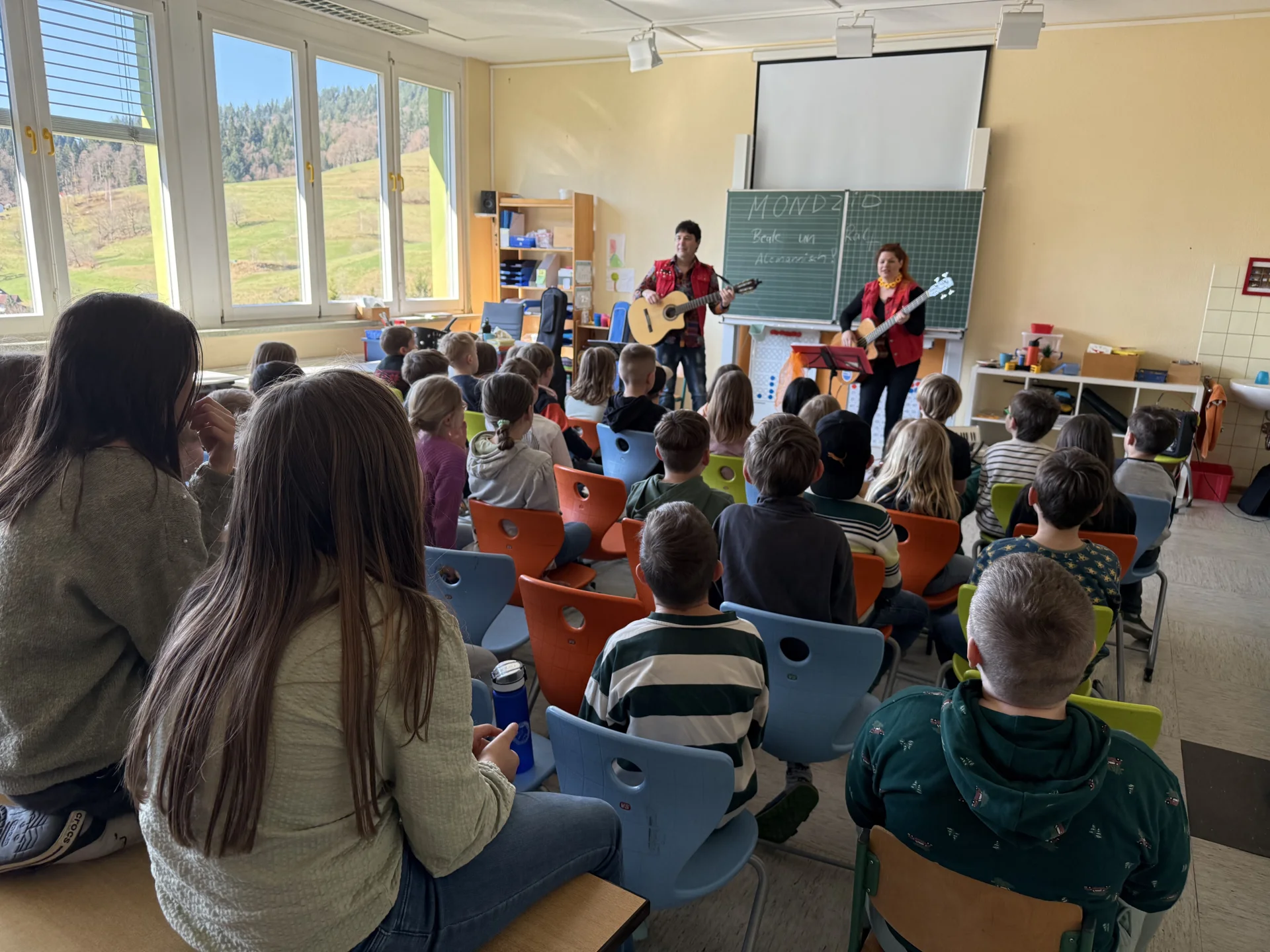 Duo Mondzid mit Mundartliedern zu Gast an unserer Schule  (Bild vergr&ouml;&szlig;ern)