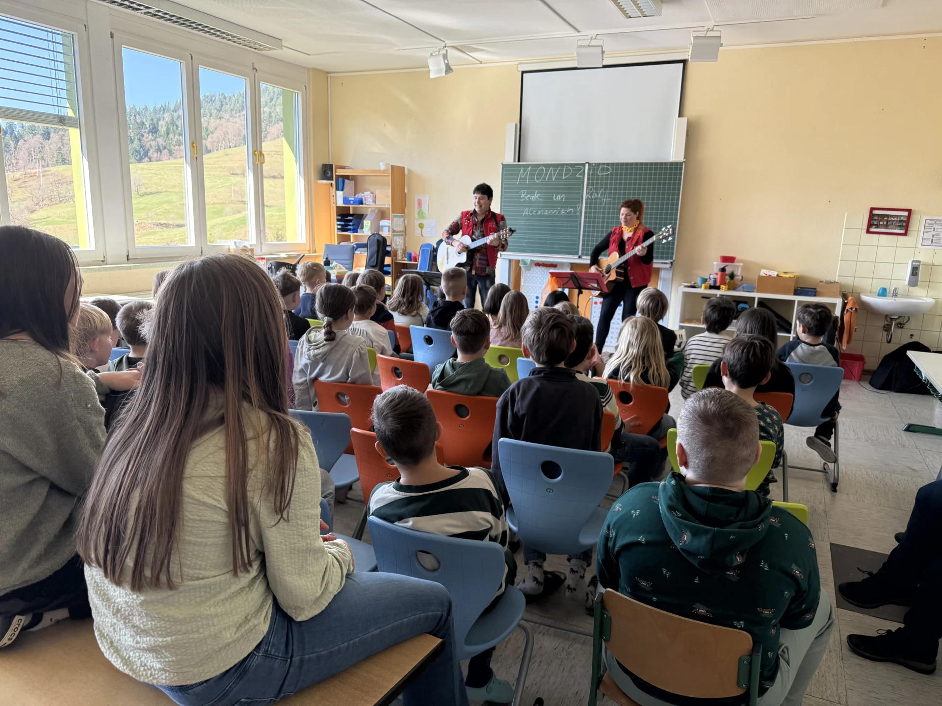 Duo Mondzid mit Mundartliedern zu Gast an unserer Schule  (Bild vergr&ouml;&szlig;ern)