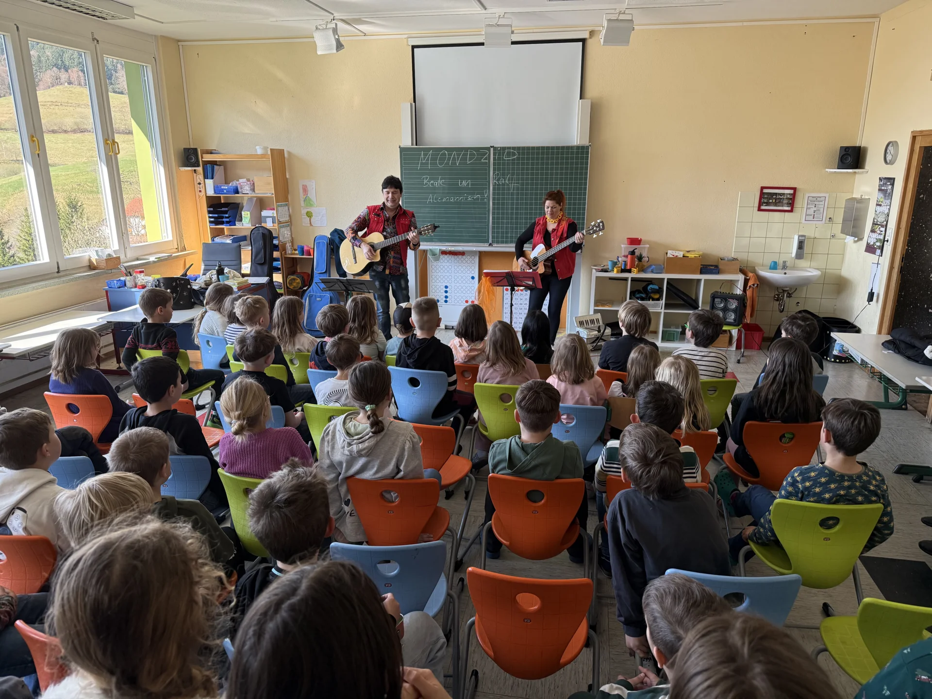 Duo Mondzid mit Mundartliedern zu Gast an unserer Schule  (Bild vergr&ouml;&szlig;ern)