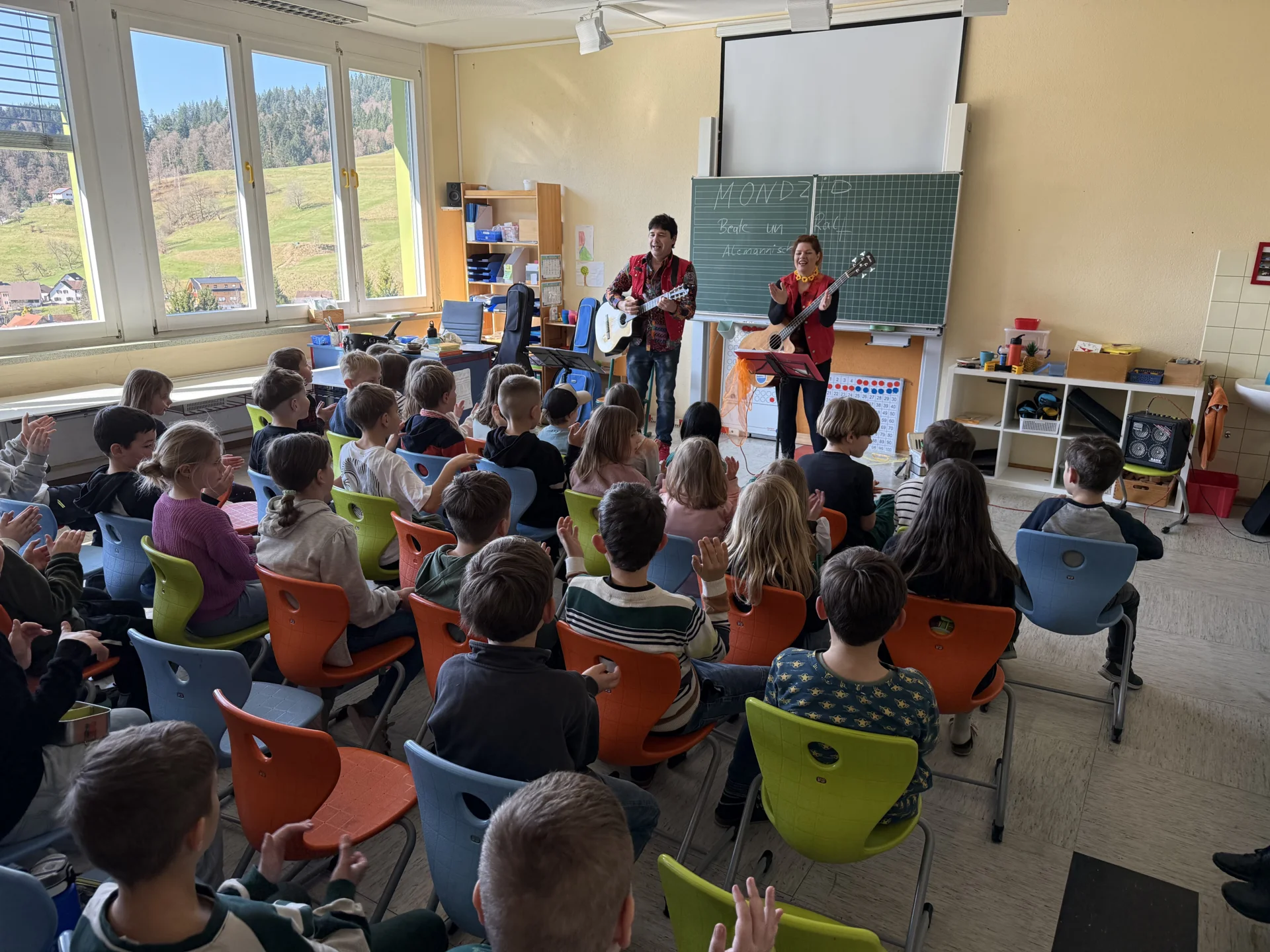 Duo Mondzid mit Mundartliedern zu Gast an unserer Schule  (Bild vergr&ouml;&szlig;ern)