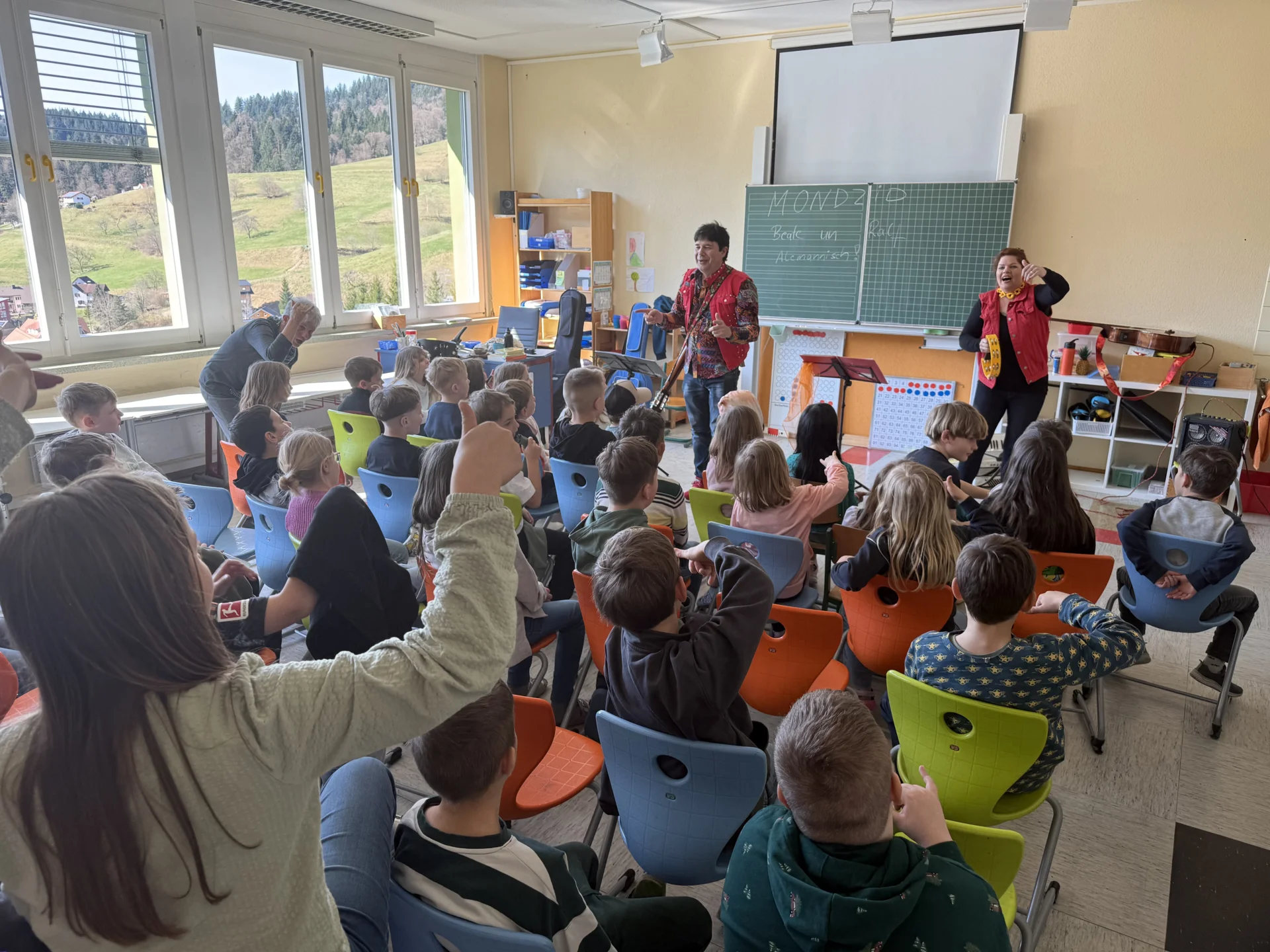 Duo Mondzid mit Mundartliedern zu Gast an unserer Schule  (Bild vergr&ouml;&szlig;ern)