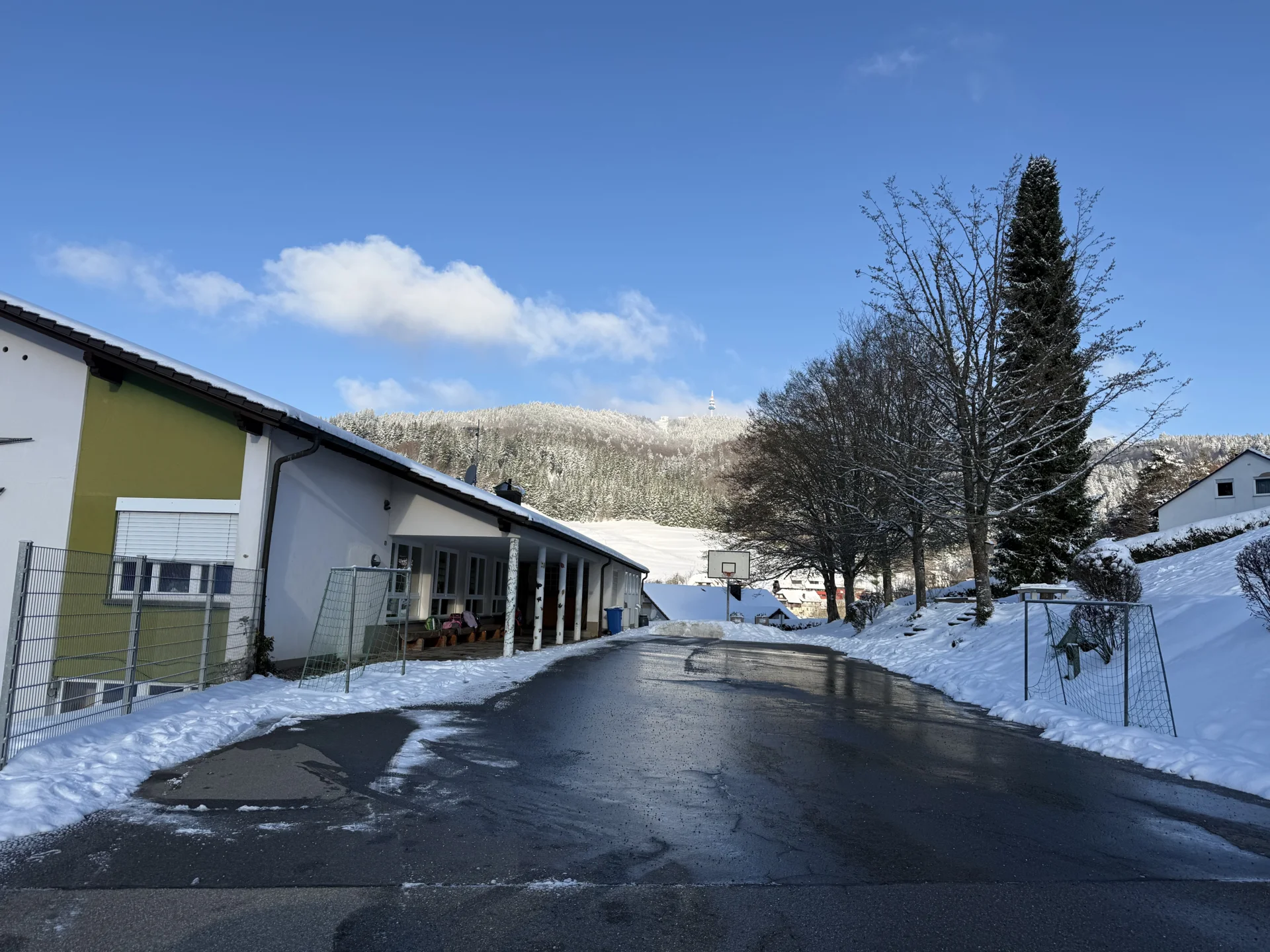 Schnee mitten im M&auml;rz  (Bild vergr&ouml;&szlig;ern)