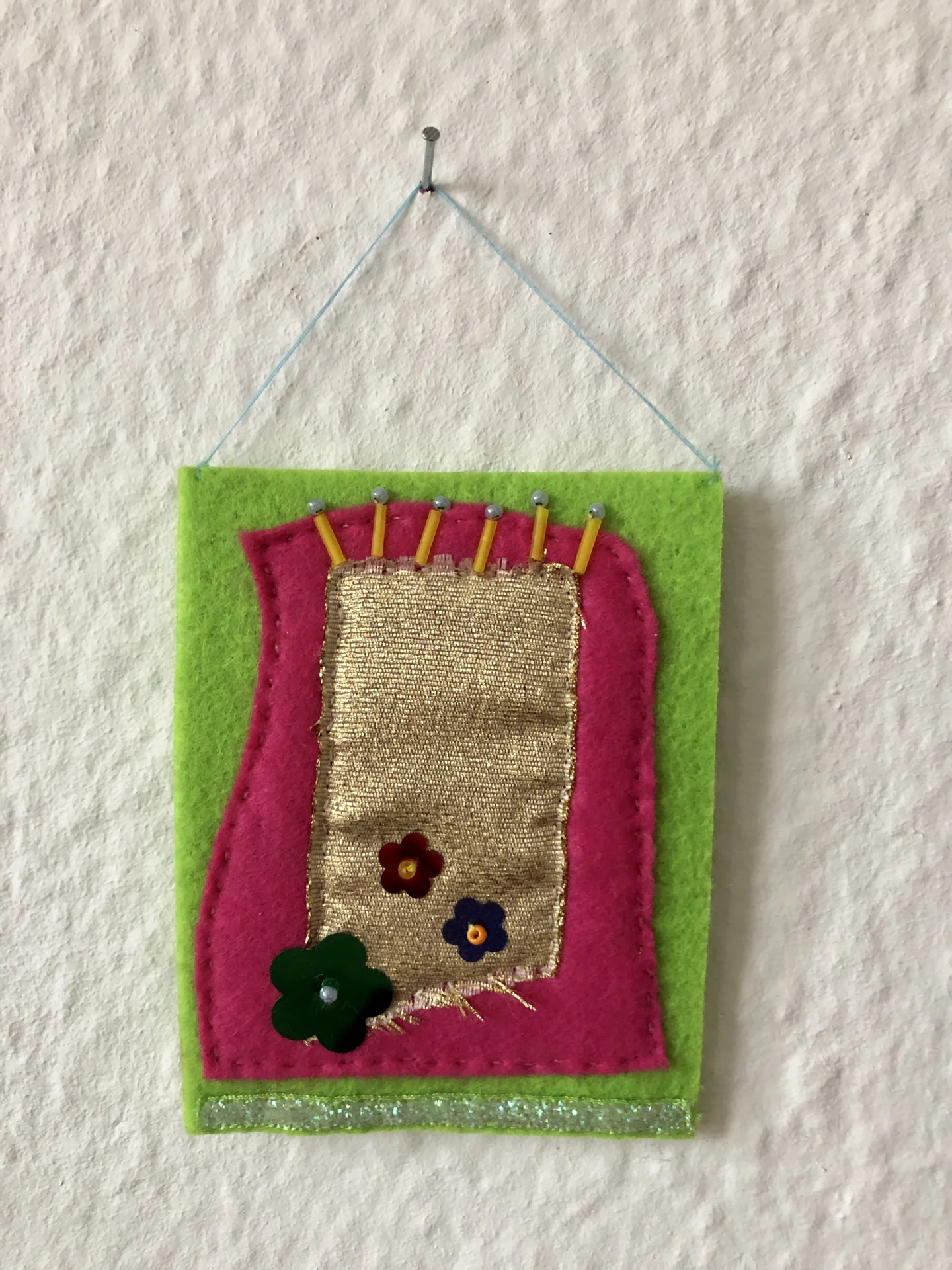 Skulptur Bild gen&auml;ht (2023) Filz, Band und Perlen, ca  5x8cm  (Bild vergr&ouml;&szlig;ern)