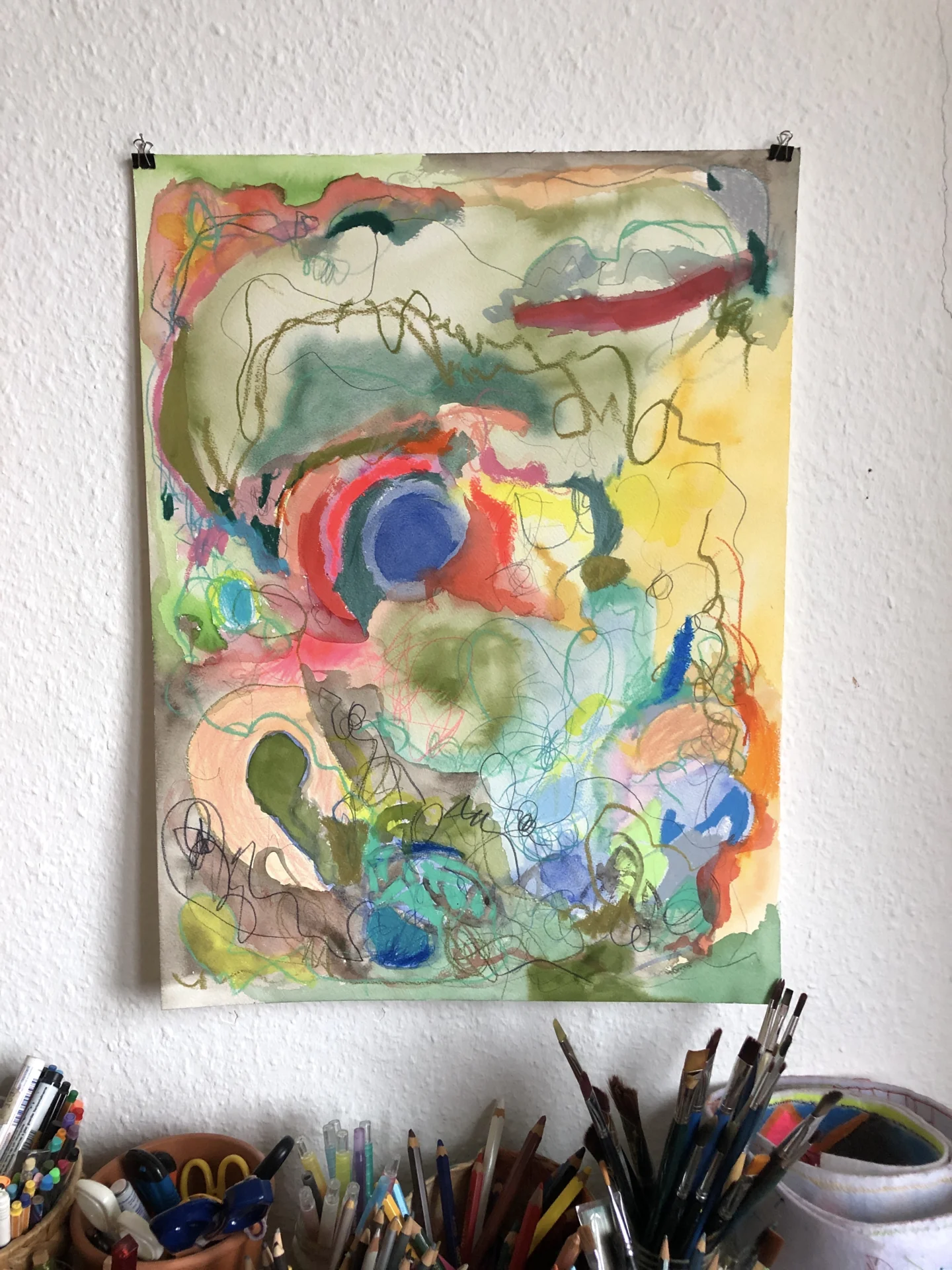 Zeichnunge:Malerei Ohne Titel im Atelier (2023) Bunstift, &Ouml;l- und Wachskreide, Aquarellfarbe auf Papier, ca  50x65cm  (Bild vergr&ouml;&szlig;ern)