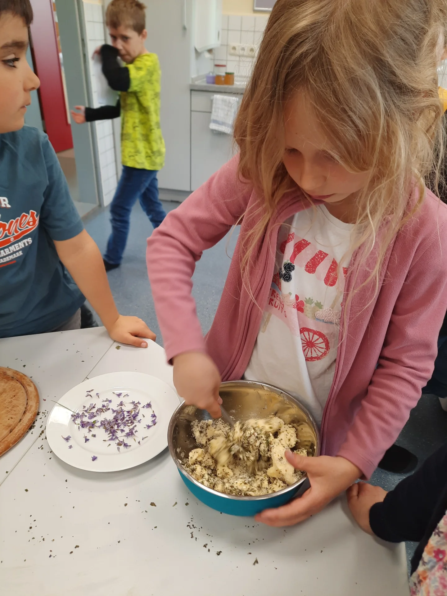 Foto der Galerie: Wildkräutermonate in Klasse 2