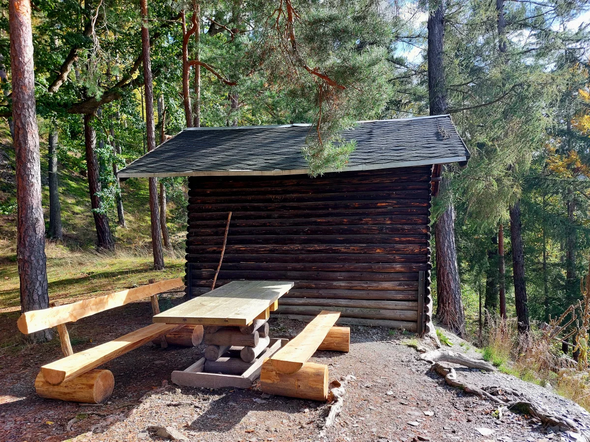 Picknick an der Hirschtr&auml;nke  (Bild vergr&ouml;&szlig;ern)