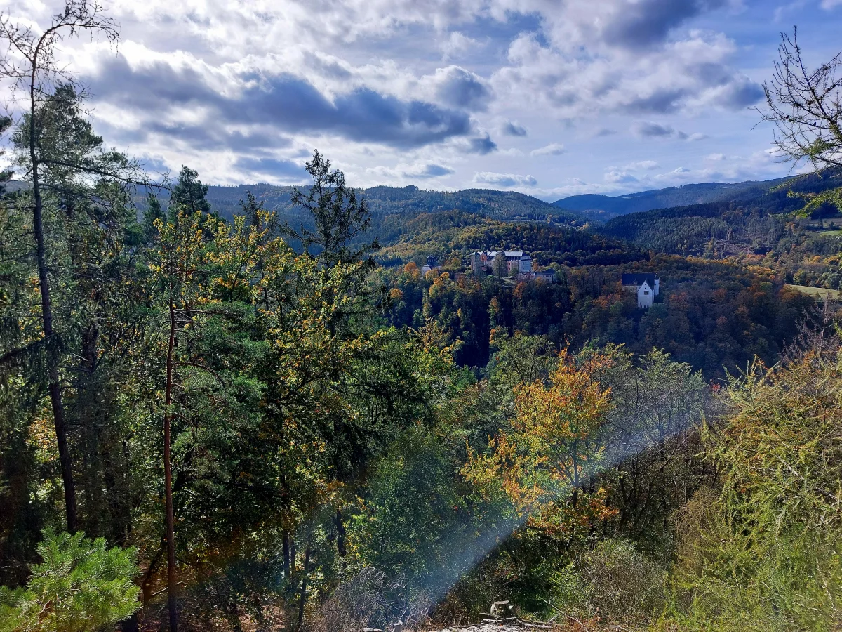 Blick auf Schloss Schwarzburg  (Bild vergr&ouml;&szlig;ern)
