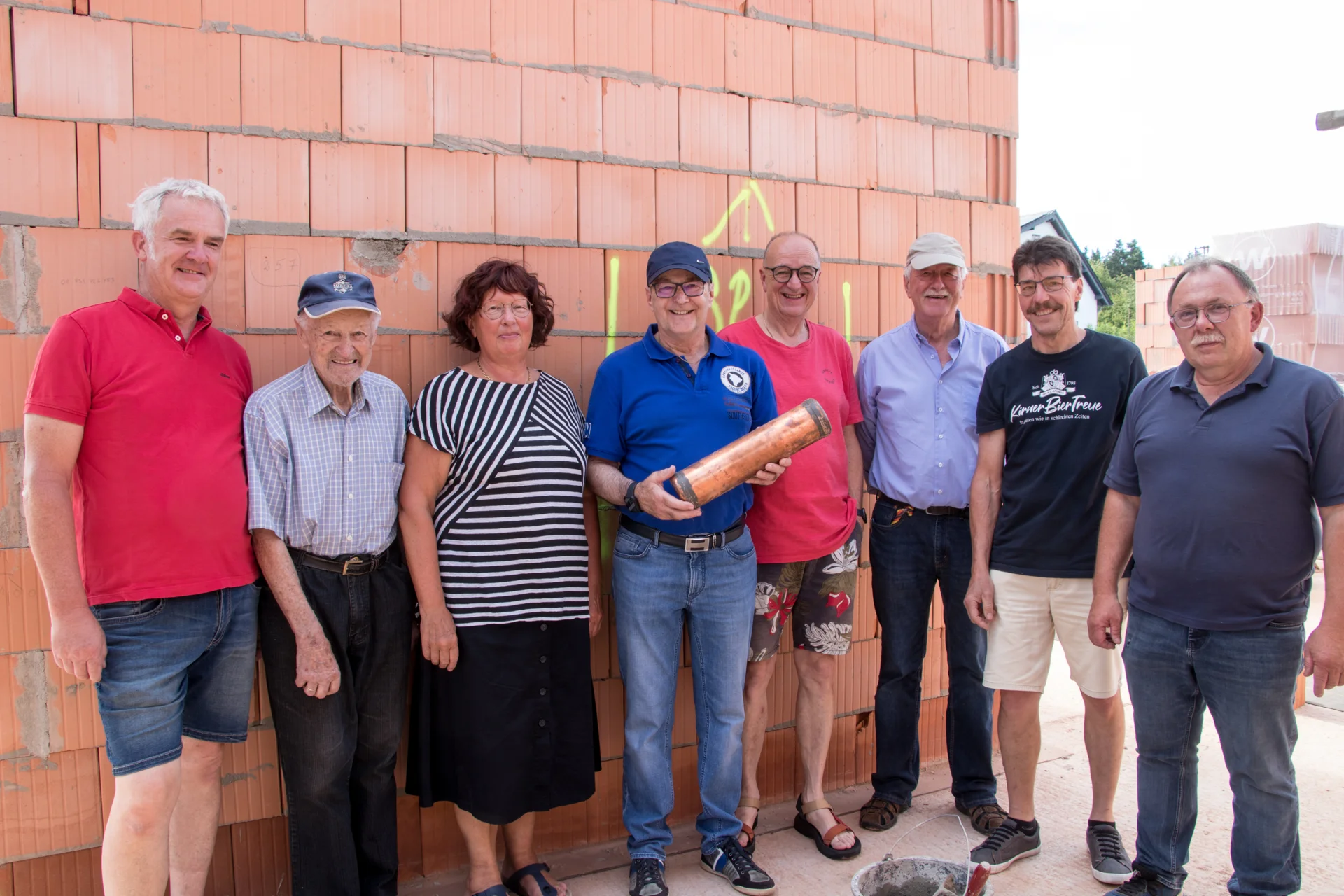 Bild: Gemeinderat, Otto Becker und Ortsbürgermeister mauern Zeitkapsel ein 17.06.2026