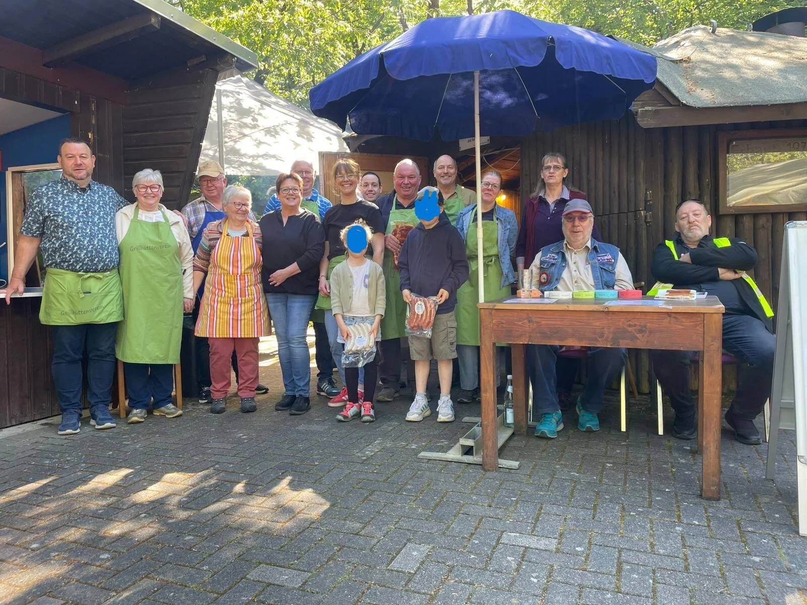 Das flei&szlig;ige Helferteam  (Bild vergr&ouml;&szlig;ern)