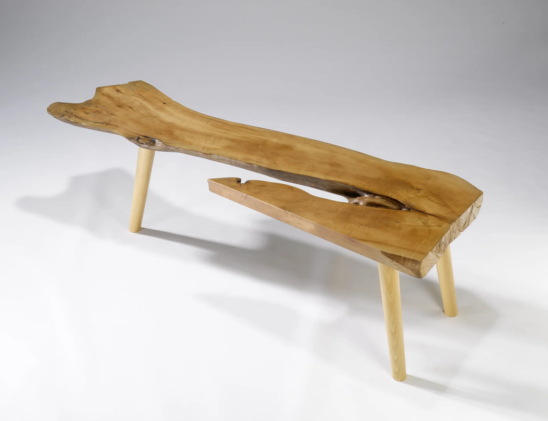 &bdquo;Mephisto&ldquo;  Couchtisch, Birnbaum, Buche, 43 H/45/150 cm  (Bild vergr&ouml;&szlig;ern)