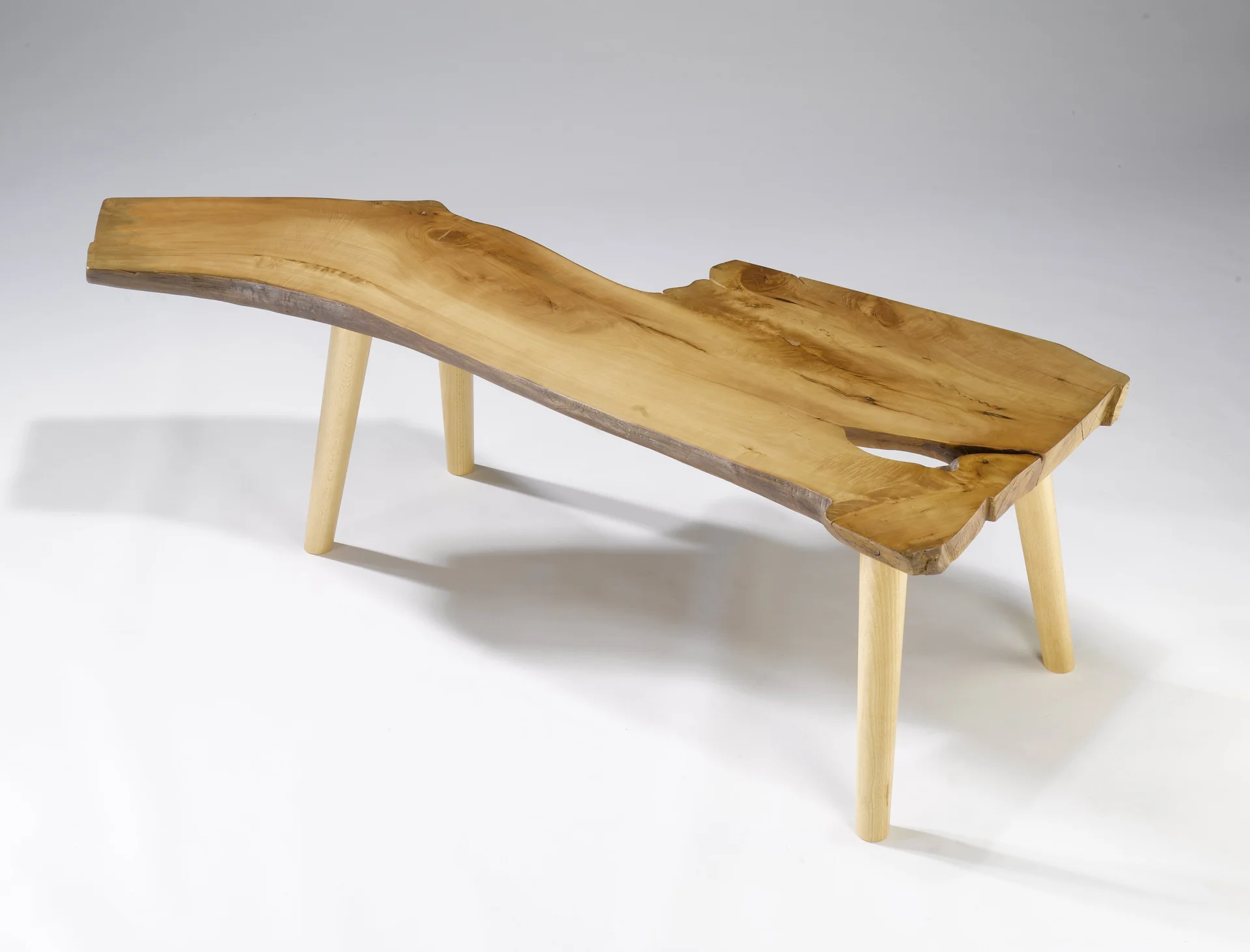 &bdquo;Pyrus&ldquo;  Couchtisch, Birnbaum, Buche, 43 H/50/145 cm  (Bild vergr&ouml;&szlig;ern)