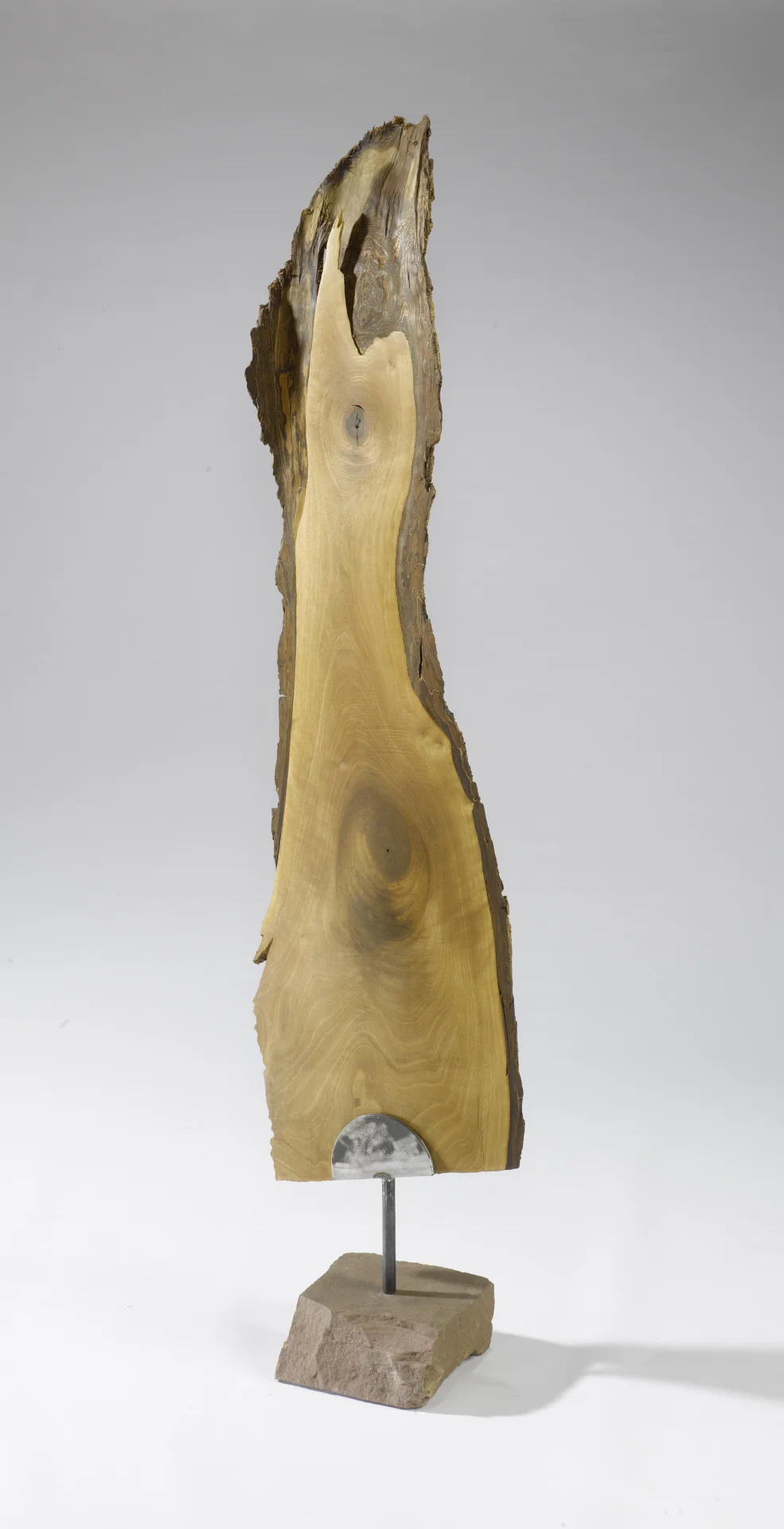 &bdquo;Nuxus&ldquo;  Stele (frei drehbar), Nussbaum, Stahl, Sandstein, 42/160 cm, Seite 1  (Bild vergr&ouml;&szlig;ern)