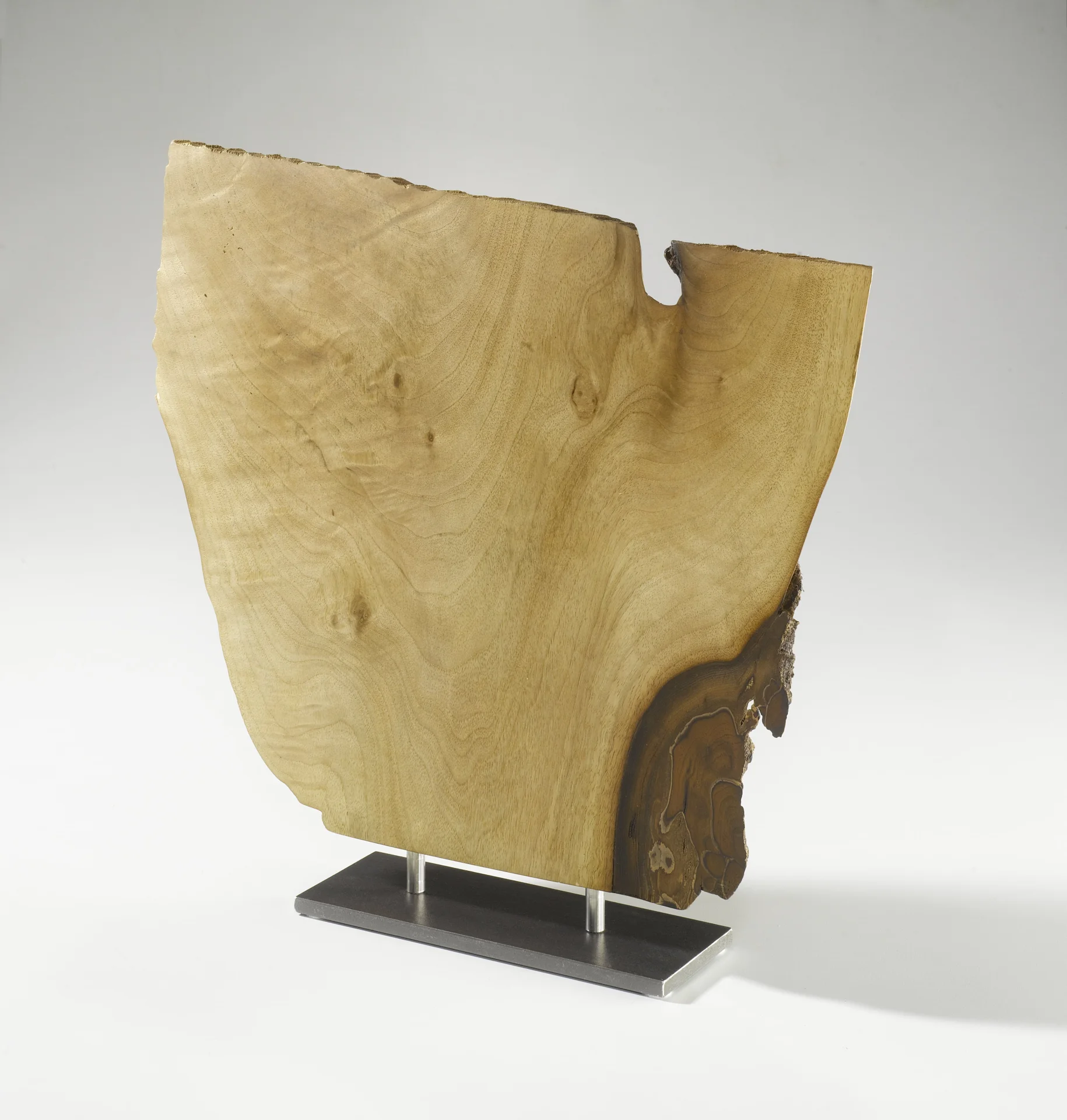 &bdquo;Nukola&ldquo;  Objekt, Nussbaum, Stahl, 45/41 cm, Seite 2  (Bild vergr&ouml;&szlig;ern)