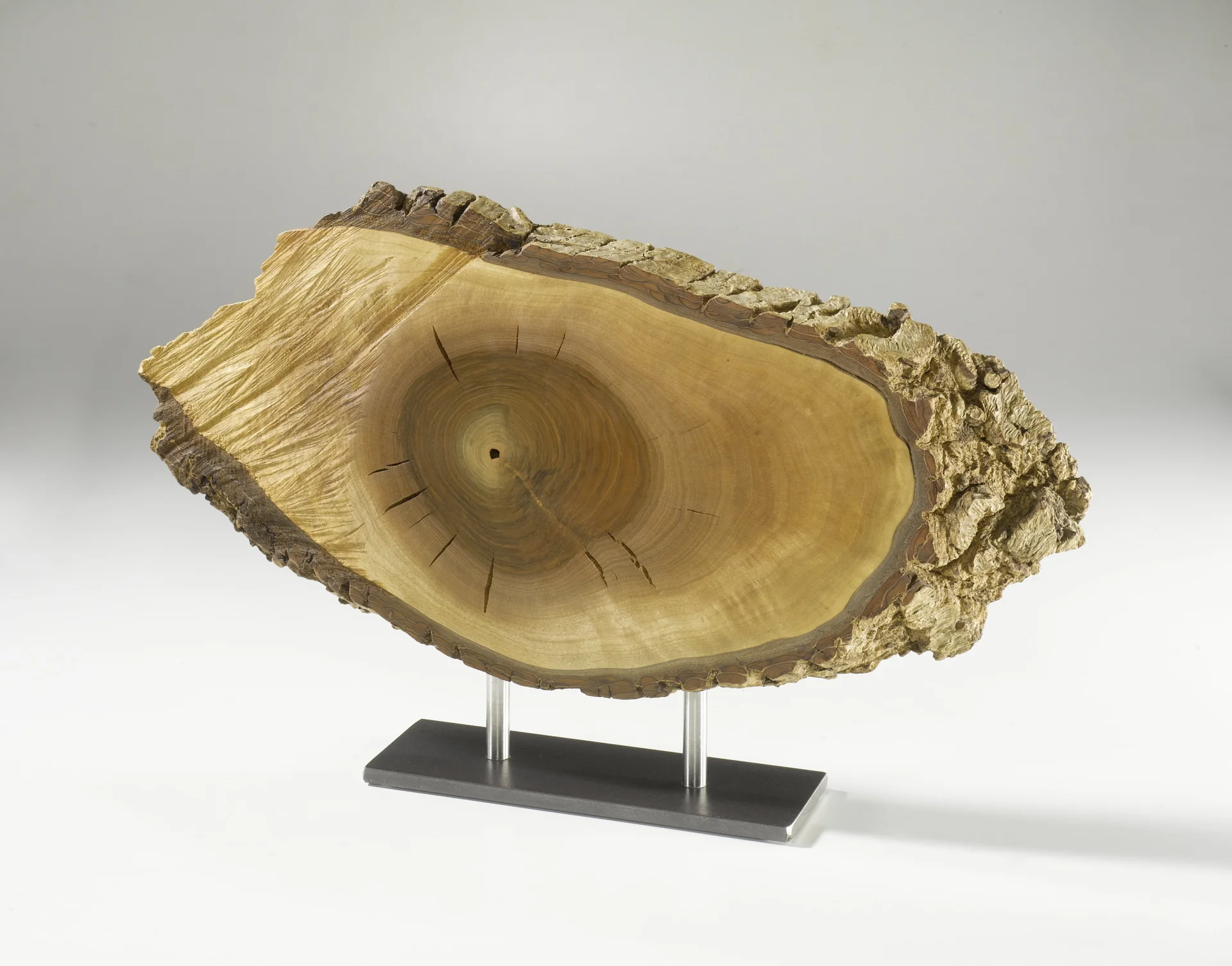 &bdquo;Suscro&ldquo;  Objekt, Nussbaum, Stahl, 32/54 cm, Seite 1  (Bild vergr&ouml;&szlig;ern)