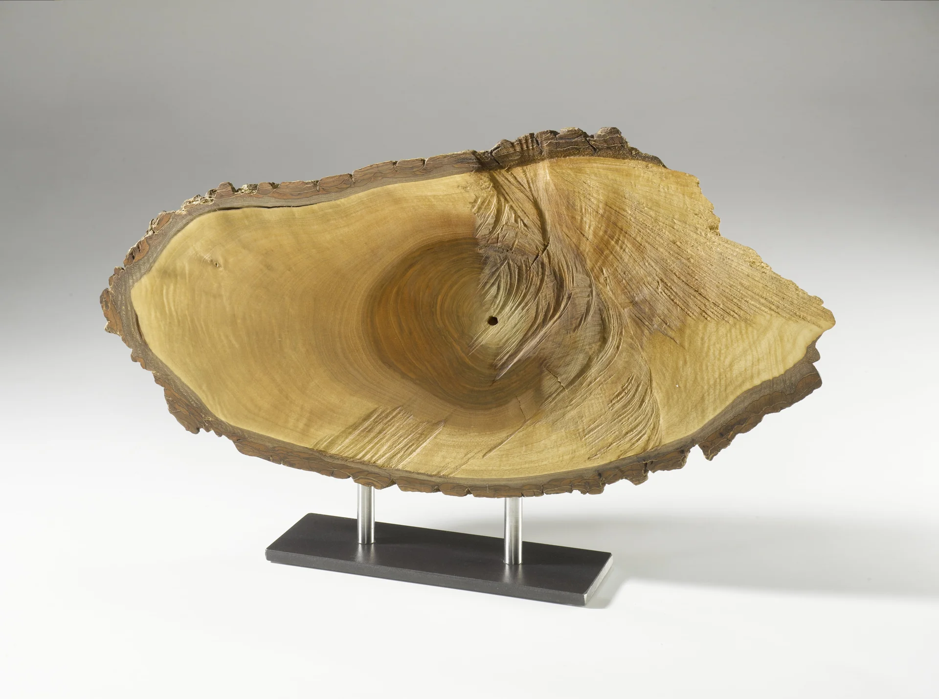 &bdquo;Suscro&ldquo;  Objekt, Nussbaum, Stahl, 32/54 cm, Seite 2  (Bild vergr&ouml;&szlig;ern)