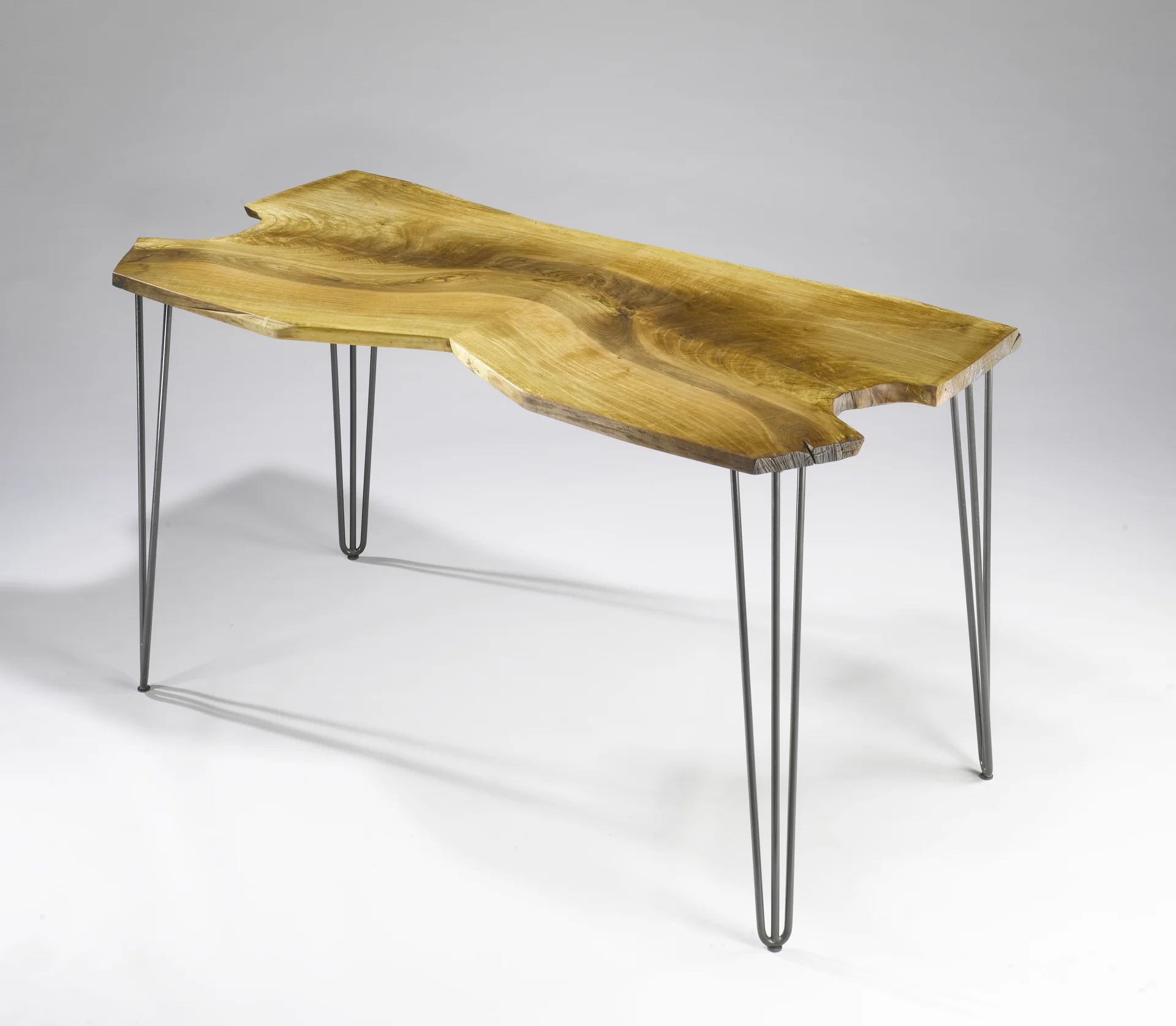 &bdquo;Wellengang&ldquo; Tisch, Nussbaum, Stahl 73 H/70/144 cm  (Bild vergr&ouml;&szlig;ern)