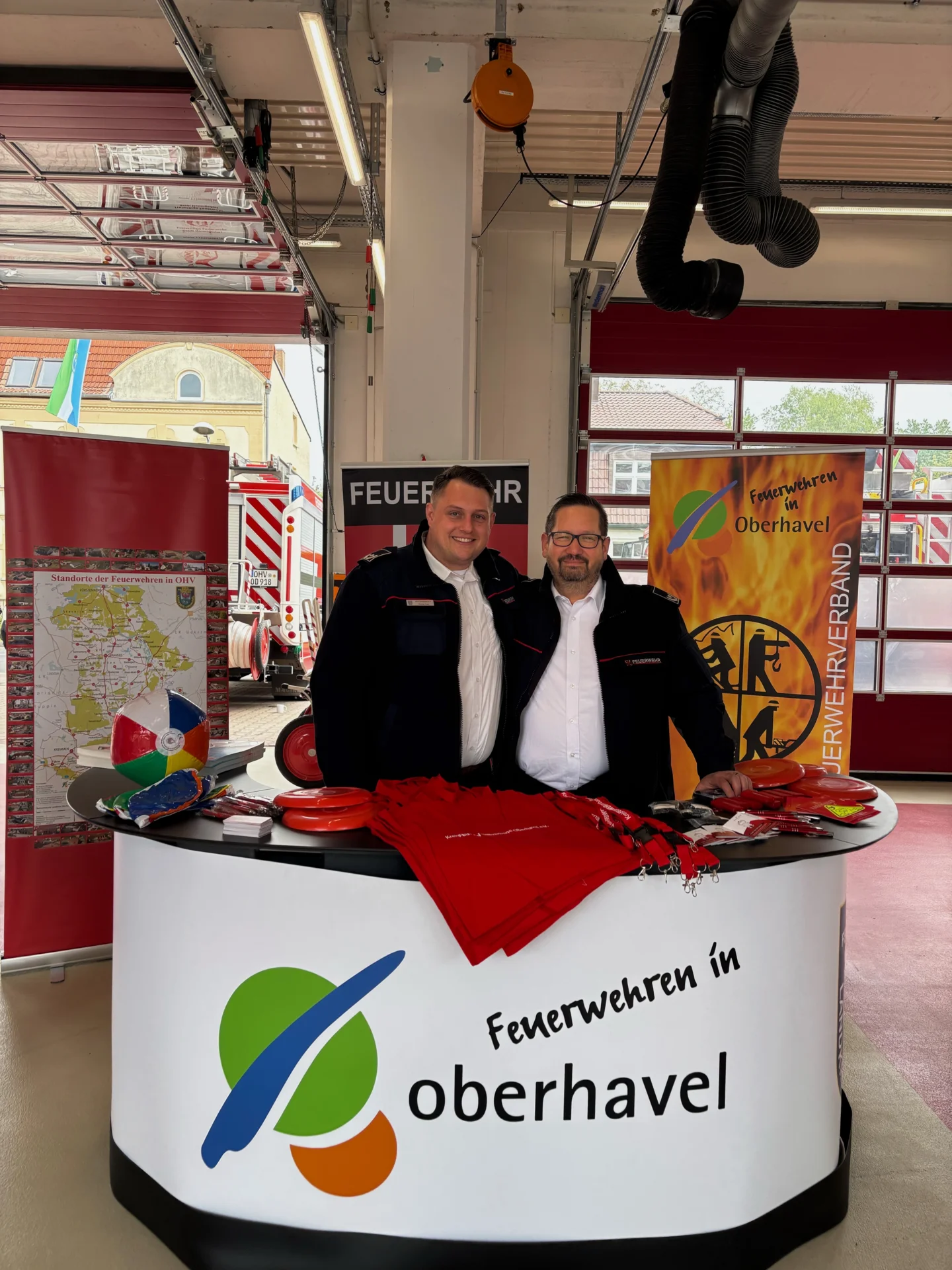 Tobi und Masa beim Tag der offenen T&uuml;r der FF Hennigsdorf  (Bild vergr&ouml;&szlig;ern)