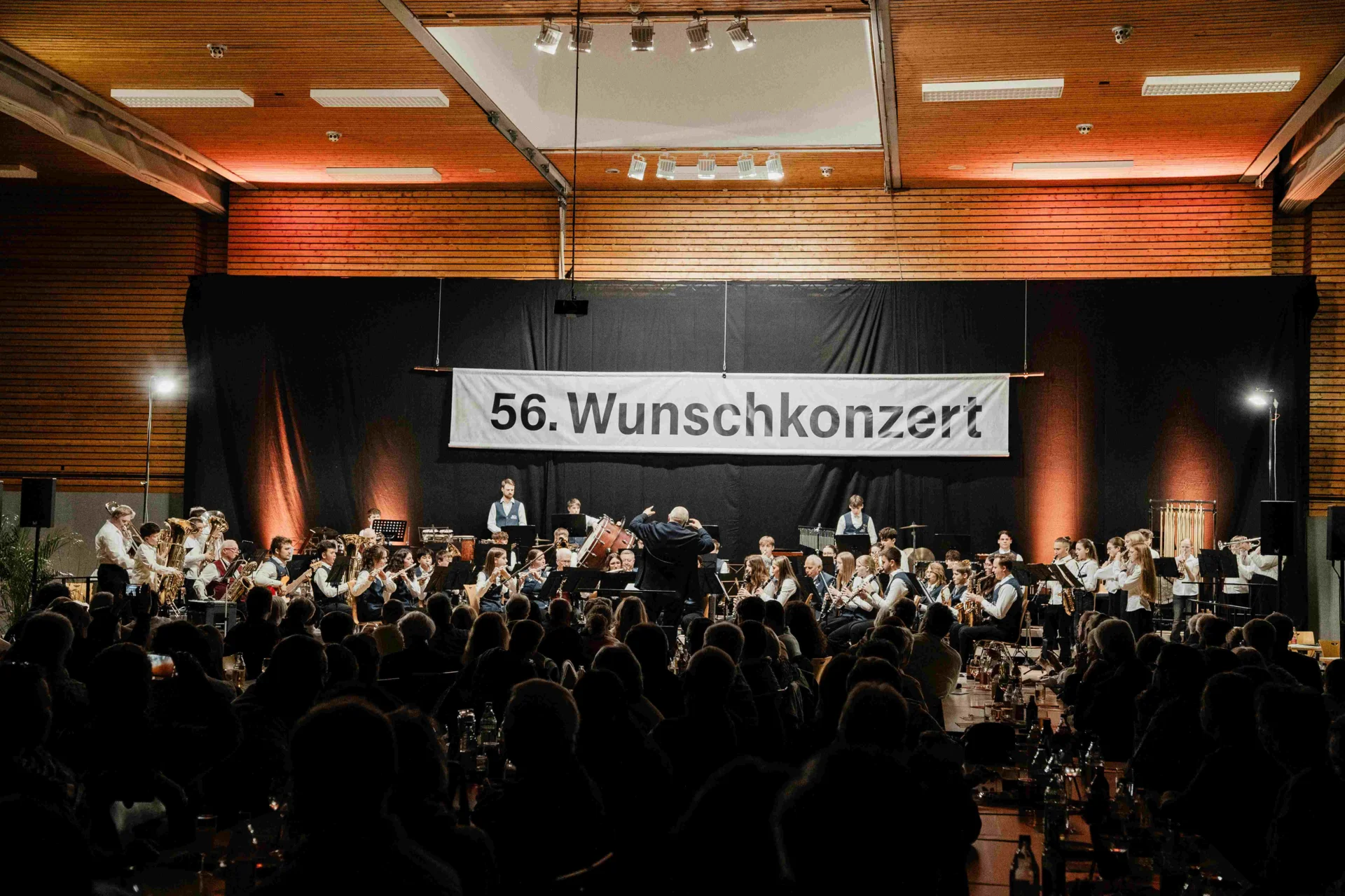 Bild: Alle Jugendorchester musizieren gemeinsam unter Michael Girin