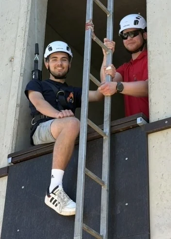 Luis und Franz beim Hakenleitersteigen  (Bild vergr&ouml;&szlig;ern)