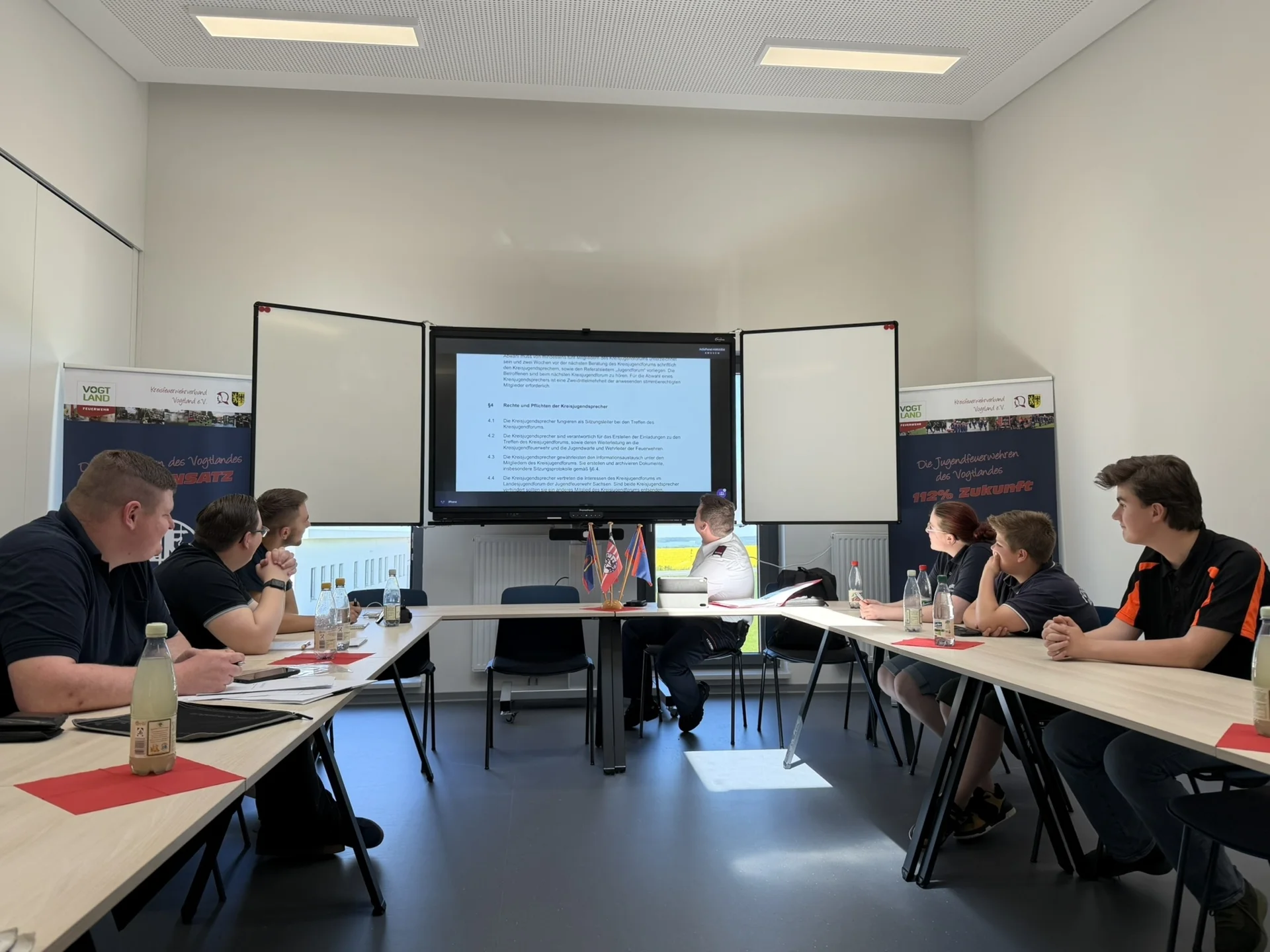 Das Jugendforum w&auml;hrend der Aktualisierung der Arbeitsordnung  (Bild vergr&ouml;&szlig;ern)