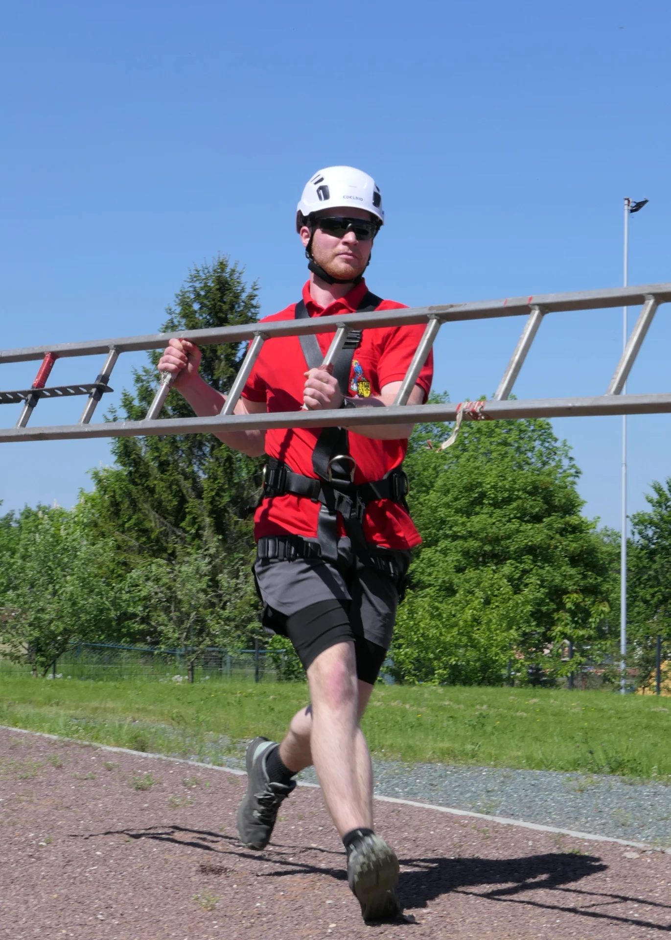 Anlauf mit der Hakenleiter zum Turm  (Bild vergr&ouml;&szlig;ern)