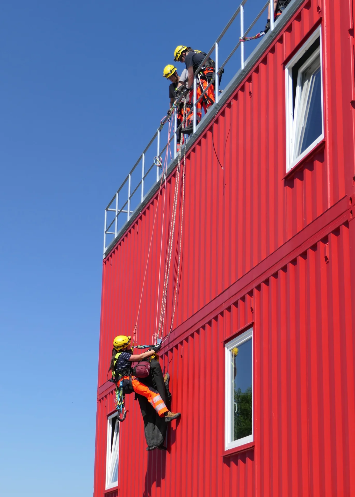 Rettung einer im Seil h&auml;ngenden Person  (Bild vergr&ouml;&szlig;ern)
