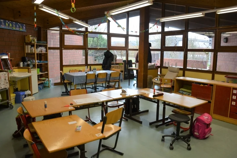 Bild: Das ist ein Klassenraum im Altbau unserer Schule. Hier sind die jüngeren Klassen der Primarstufe untergebracht.