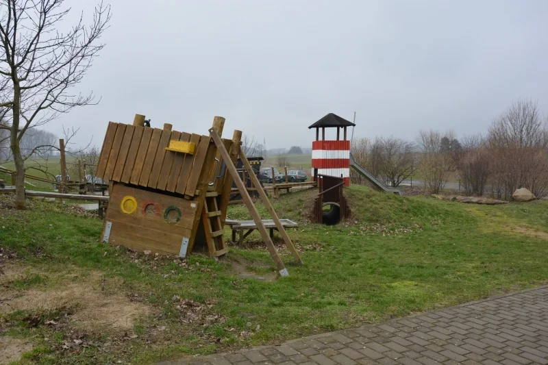 Bild: Das ist unser neuer Schulhof. Hier kann man Klettern und Kraxeln. Es gibt einen großen Parkour und eine Rutsche.