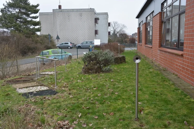 Bild: Hier ist unser Sinnesgarten. Hier kann auf einer Fühlstraße laufen, verschiedene Kräuter riechen und schmecken oder durch ein Rohrtelefon reden.