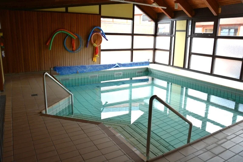 Bild: Das ist unser Therapiebad. Hier kann man seine ersten Erfahrungen im Wasser sammeln oder im warmen Wasser therapeutische Übungen machen.