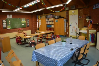 Vorschaubild: Die Klassen sind mit Arbeitsplätzen für die Kinder ausgestattet. Auch für einen großen Esstisch für gemeinsames Frühstück oder Mittagessen ist genug Platz.