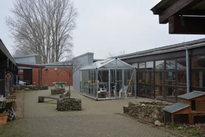 Vorschaubild: Das ist unser Werkhof. Auf diesem Schulhof dürfen die älteren Schüler ihre Pausen verbringen. Sie sitzen und quatschen oder dürfen auch auf ihren Handys daddeln oder Musik hören.