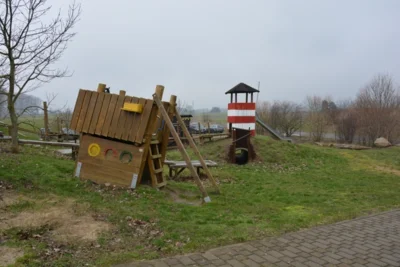 Vorschaubild: Das ist unser neuer Schulhof. Hier kann man Klettern und Kraxeln. Es gibt einen großen Parkour und eine Rutsche.