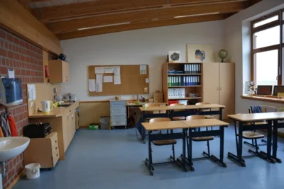 Vorschaubild: Auch eine Küchenzeile mit Herd und Spüle ist in den Klassen.