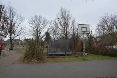 Vorschaubild: Auch ein Trampolin ist da und gleich nebenan ein Basketballkorb zum Bälle werfen.