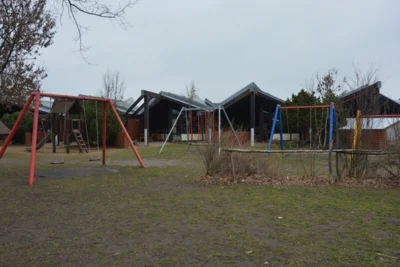 Vorschaubild: Hier haben wir mehrere Schaukeln, eine Sandkiste und viel Platz zum Spielen.