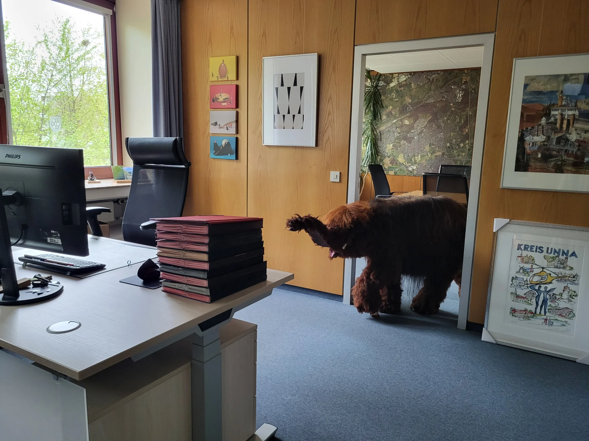 Im B&uuml;ro des B&uuml;rgermeisters gewartet, um... 