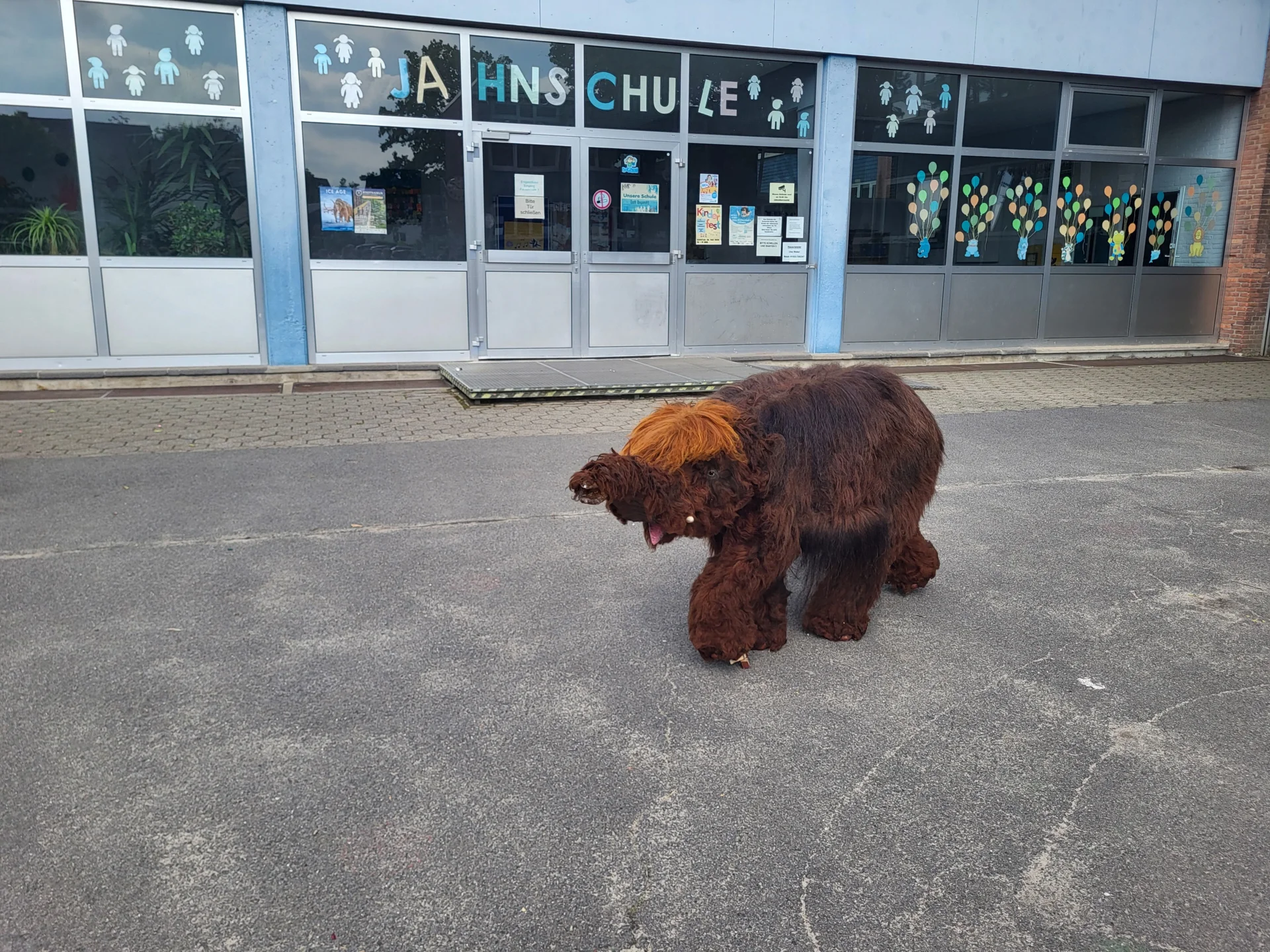 Die Jahnschule besucht. 