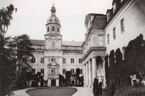 Innenhof des Schlosses um 1900  (Bild vergr&ouml;&szlig;ern)
