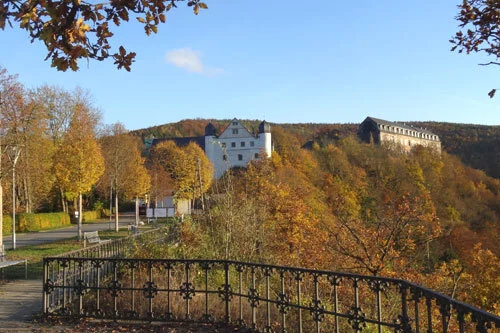 Schlossterrasse mit Blick zum Zeughaus und Haupthaus im Herbst  (Bild vergr&ouml;&szlig;ern)