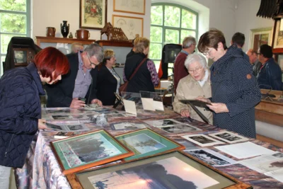 Vorschaubild: ein reger Ansturm bei der Ausstellung zur Geschichte der Fotografen der St Ziesar