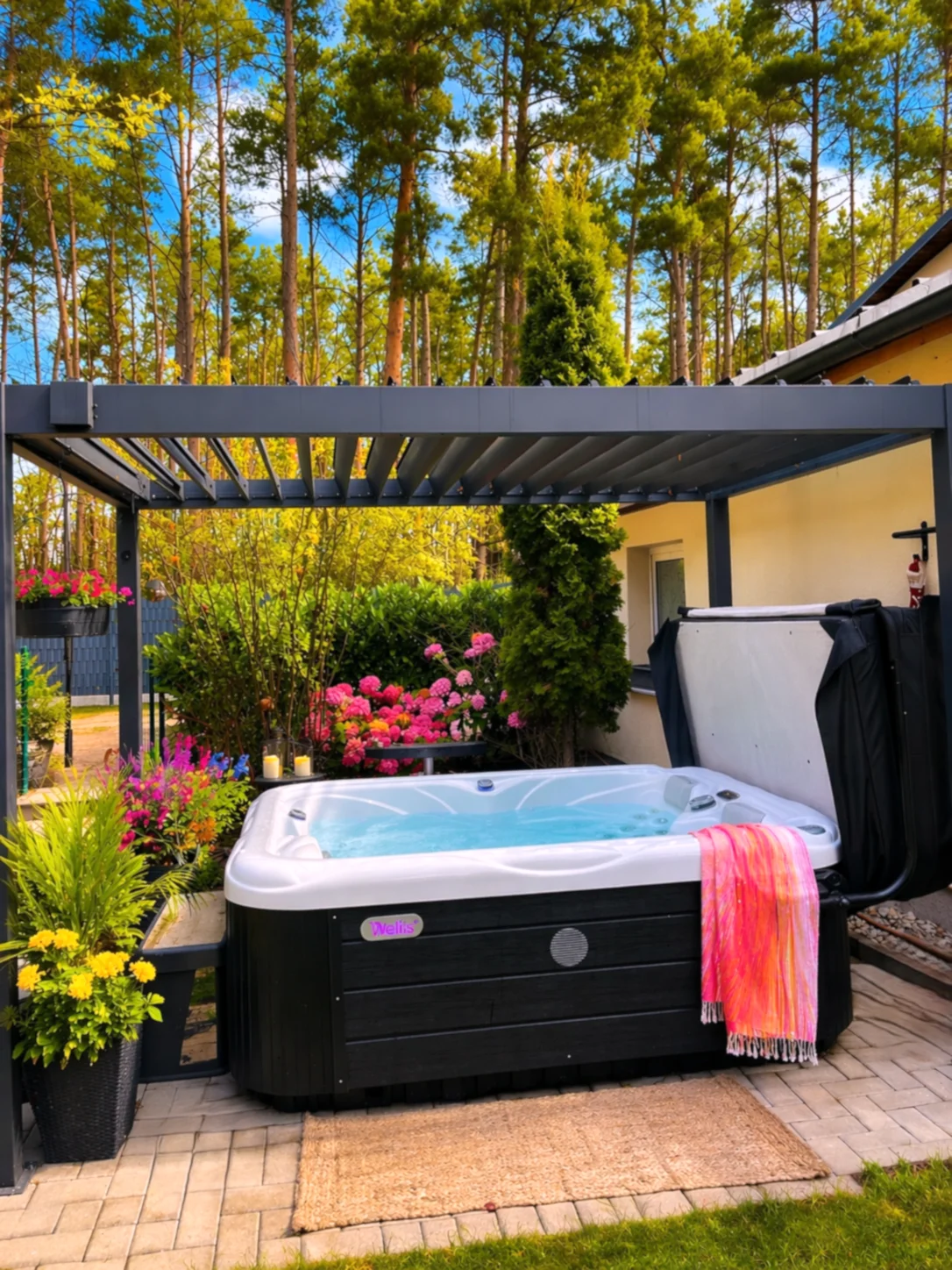 Luxus-Whirlpool mit Cabrio-Dach  (Bild vergr&ouml;&szlig;ern)