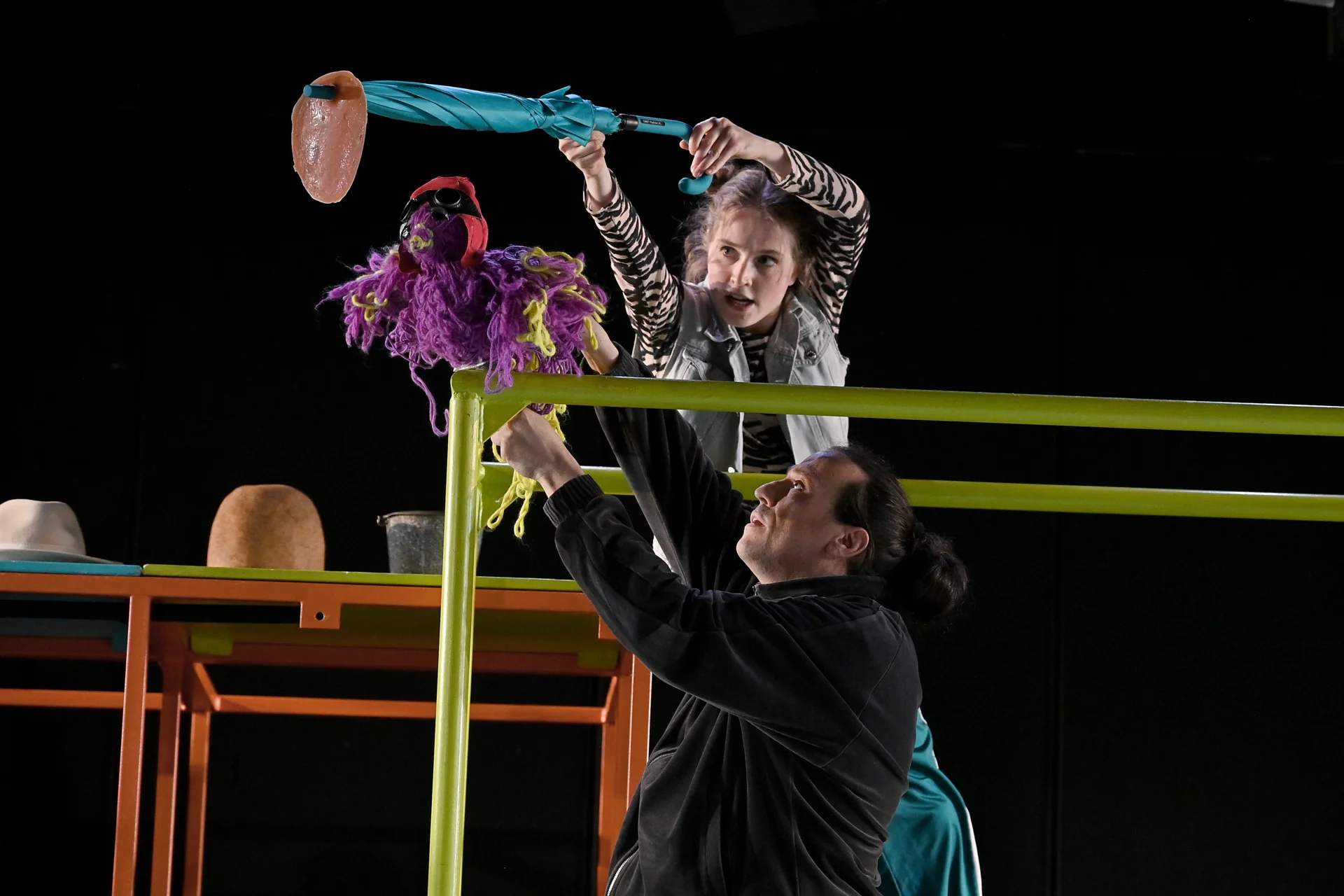 Findus et le coq dans le poulailler (c) Jochen Klenk / Th&eacute;&acirc;tre de Heilbronn  (Bild vergr&ouml;&szlig;ern)
