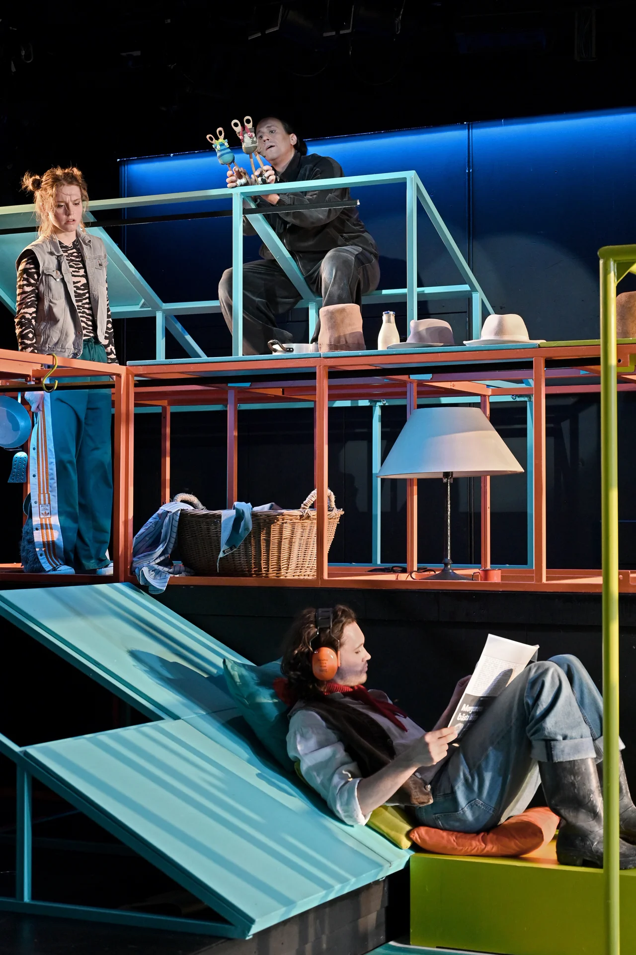 Findus et le coq dans le poulailler (c) Jochen Klenk / Th&eacute;&acirc;tre de Heilbronn  (Bild vergr&ouml;&szlig;ern)